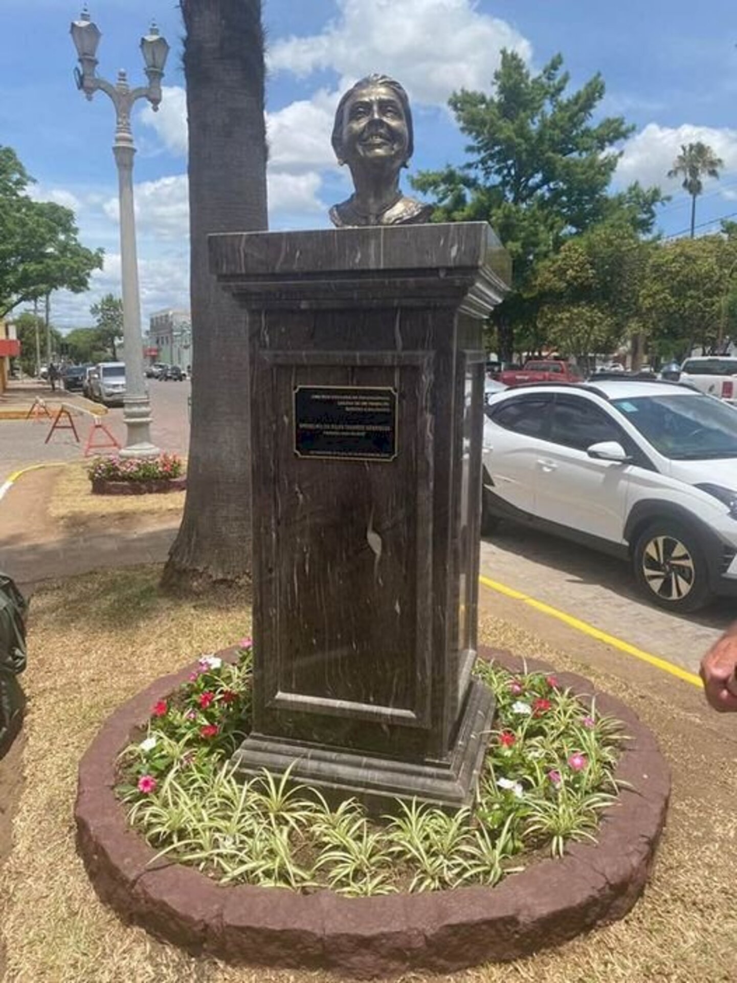 Busto foi colocado em frente o Centro Administrativo
