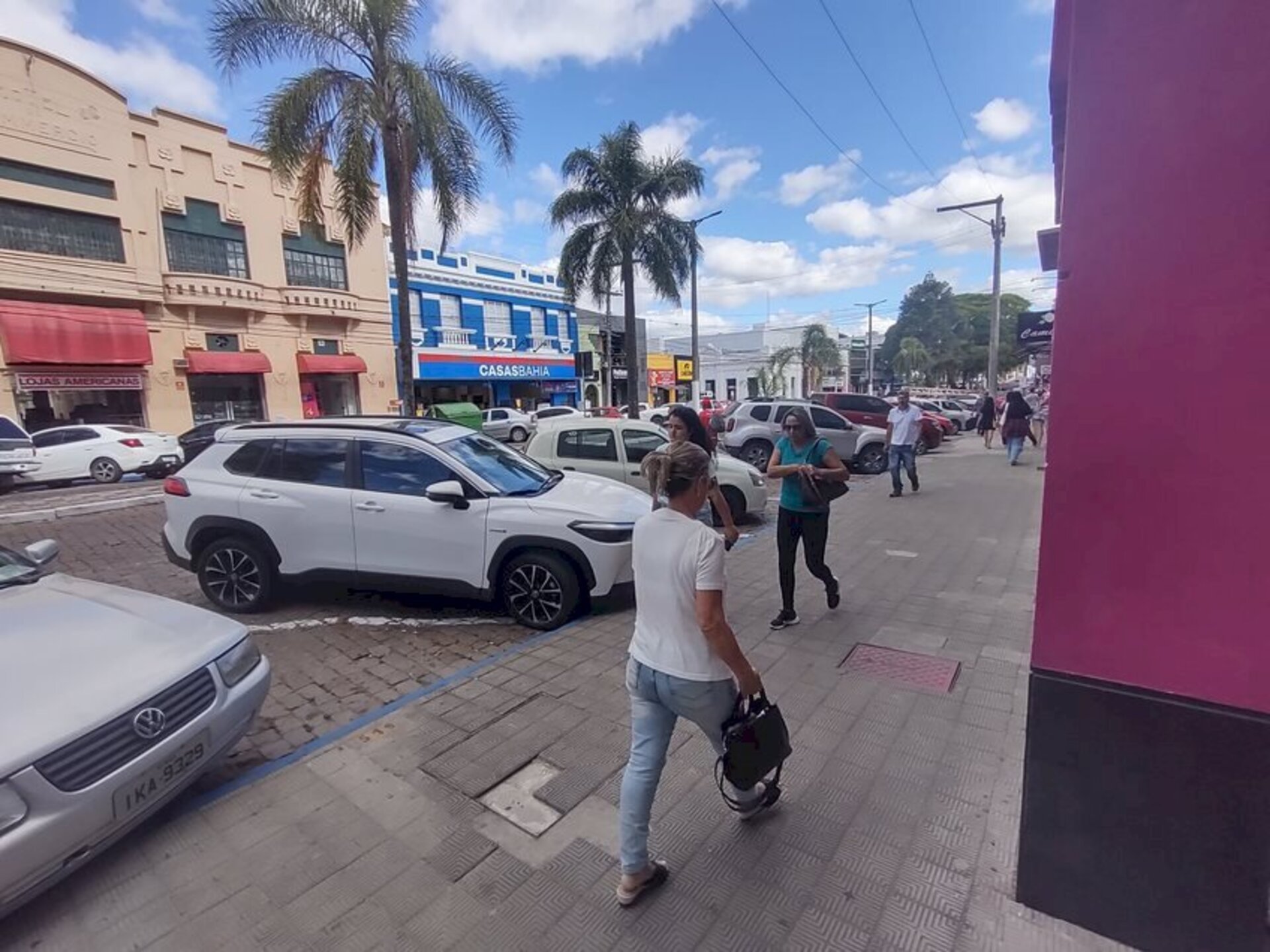 Movimentação é intensa na principal avenida da cidade