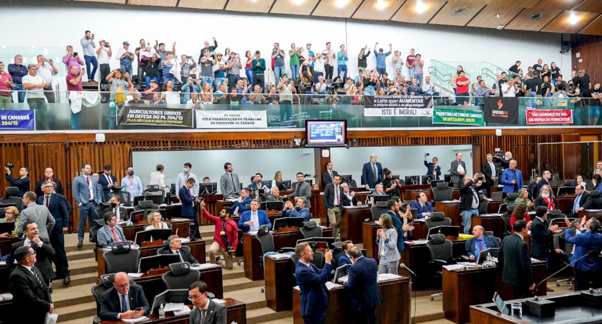 Projetos foram aprovados na noite desta terça-feira