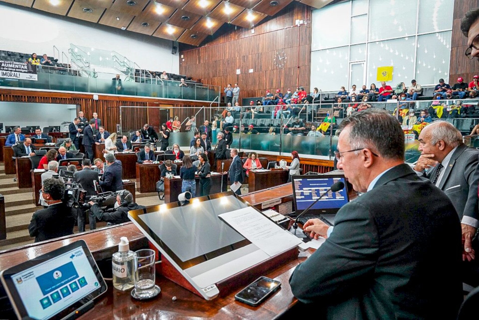 Foram 48 votos favoráveis e três contrários.