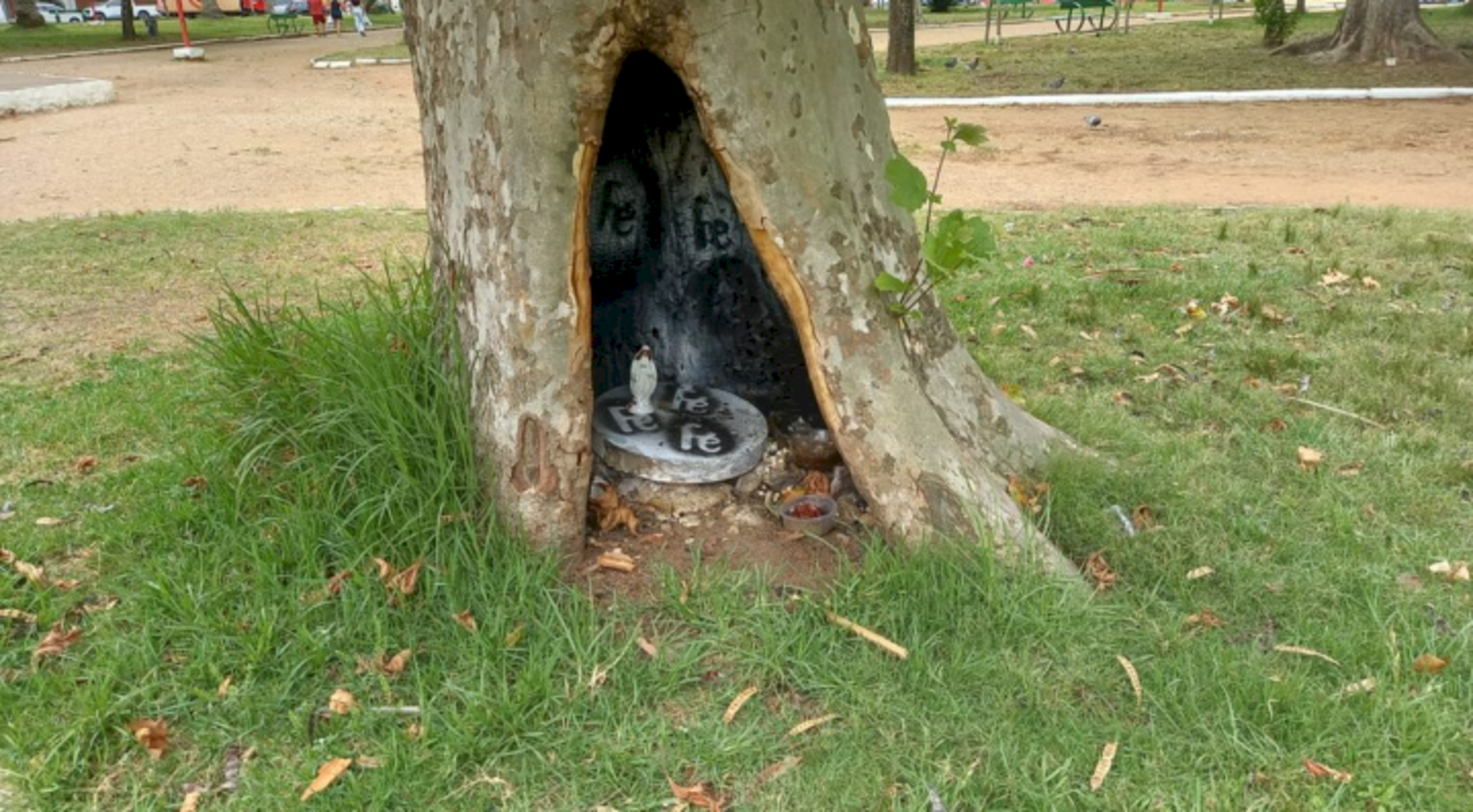 Pote com mel, pipoca e um conteúdo não identificado foram colocados no lugar antes ocupado pela santa