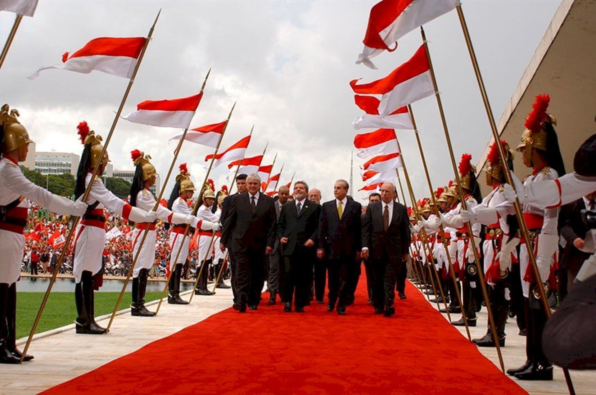 Lula e seu vice José Alencar sobem a rampa do Congresso em janeiro de 2003