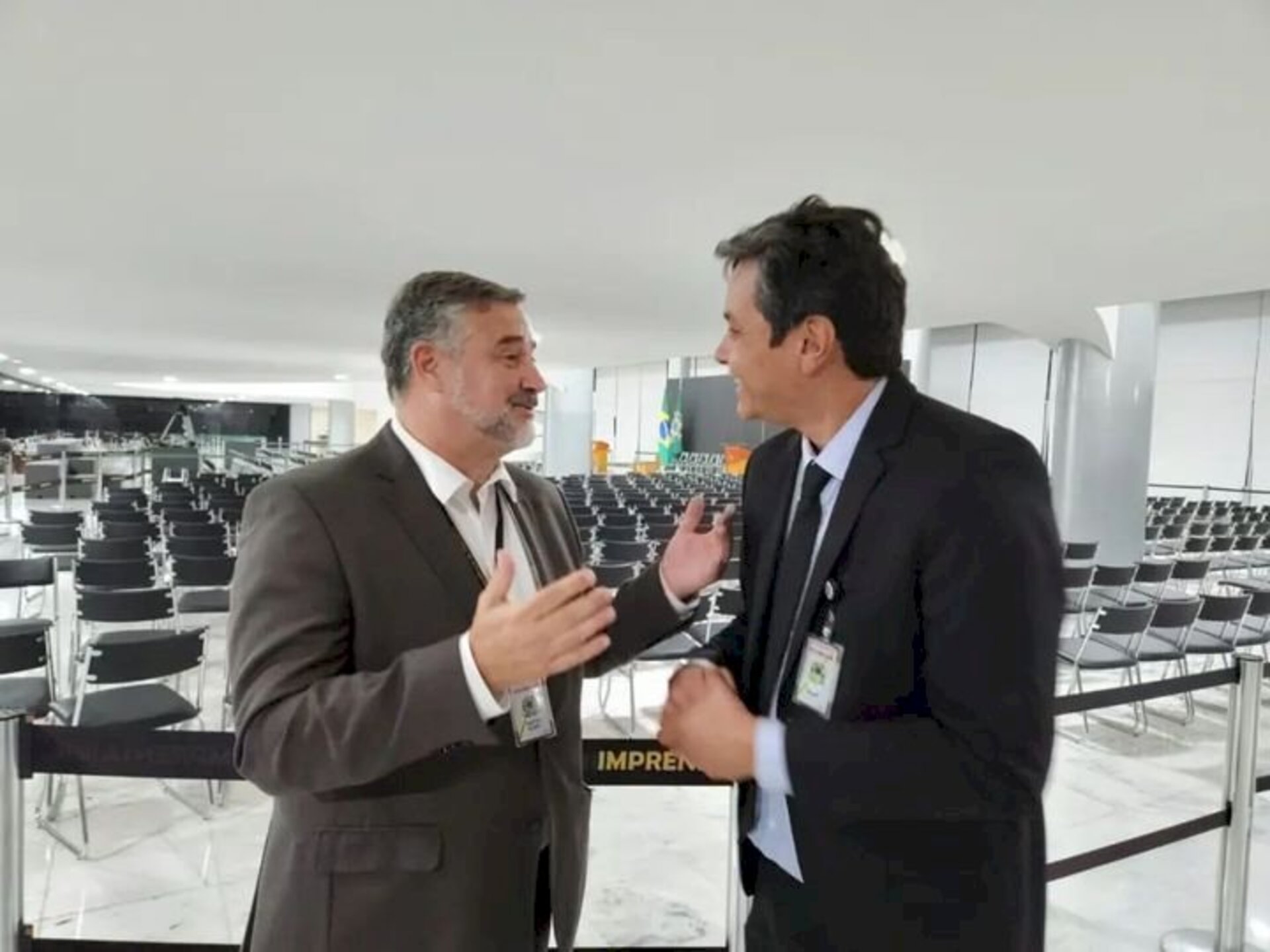 : Parera ao lado de Pimenta no final de expediente na quinta-feira