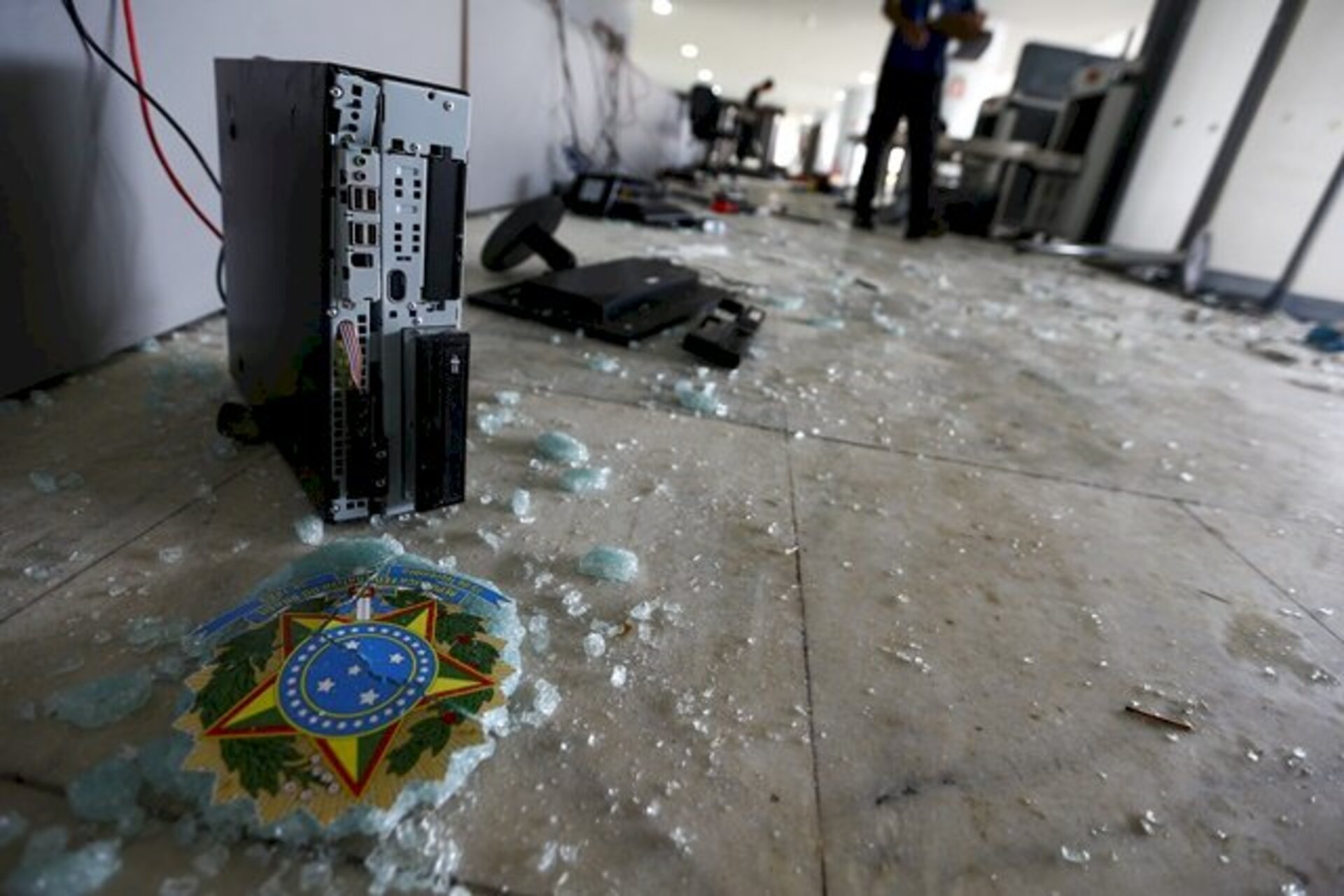 Criminosos deixaram rastro de destruição