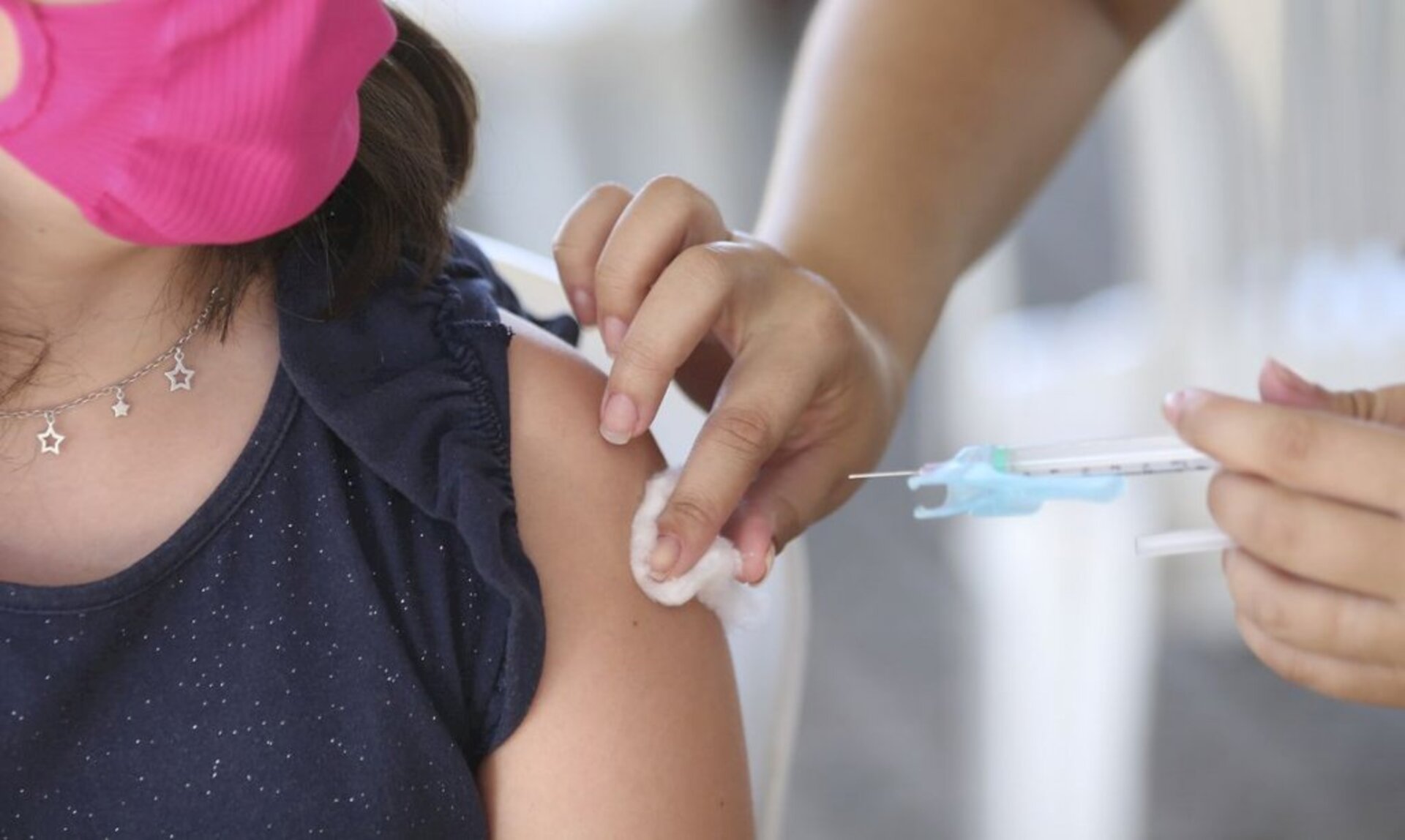 A imunização complementar deve ser feita com a vacina pediátrica da Pfizer.