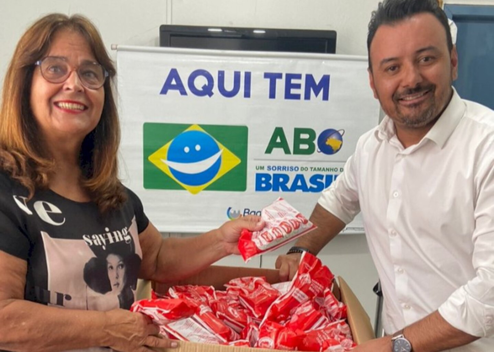 Tânia Bispo entregou o material ao presidente da Câmara
