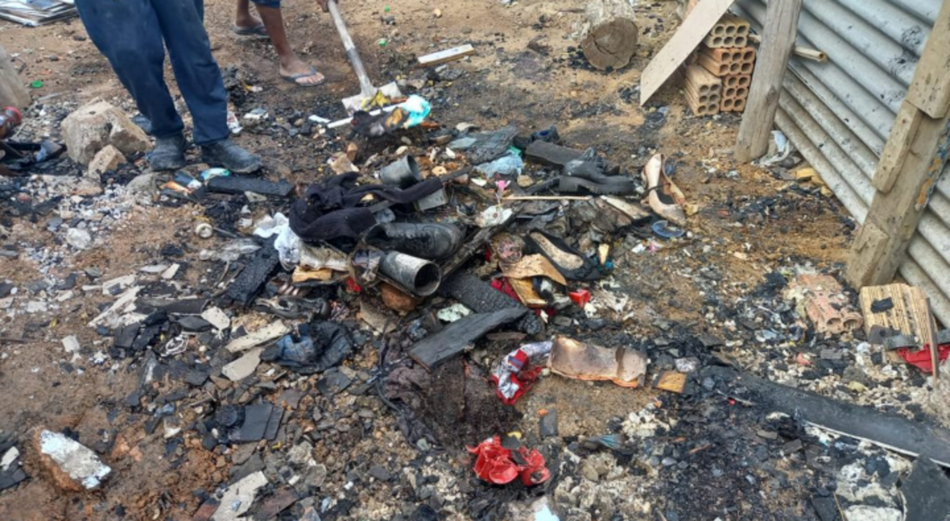 Incêndio destruiu tudo dentro do imóvel