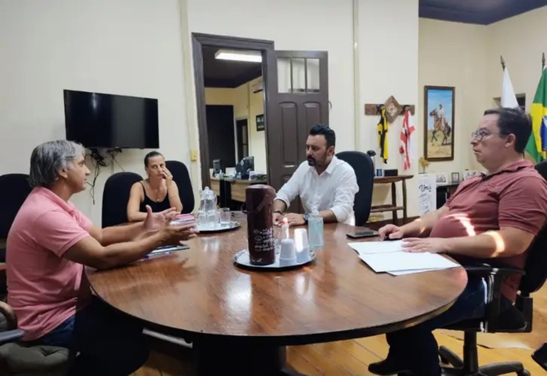 Gomes, à esquerda, em conversa sobre o abastecimento de água