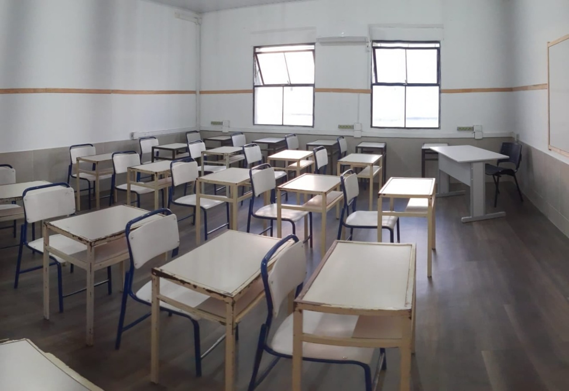 Na Monsenhor Costábile Hipólito foi feita manutenção nas janelas, piso e pintura