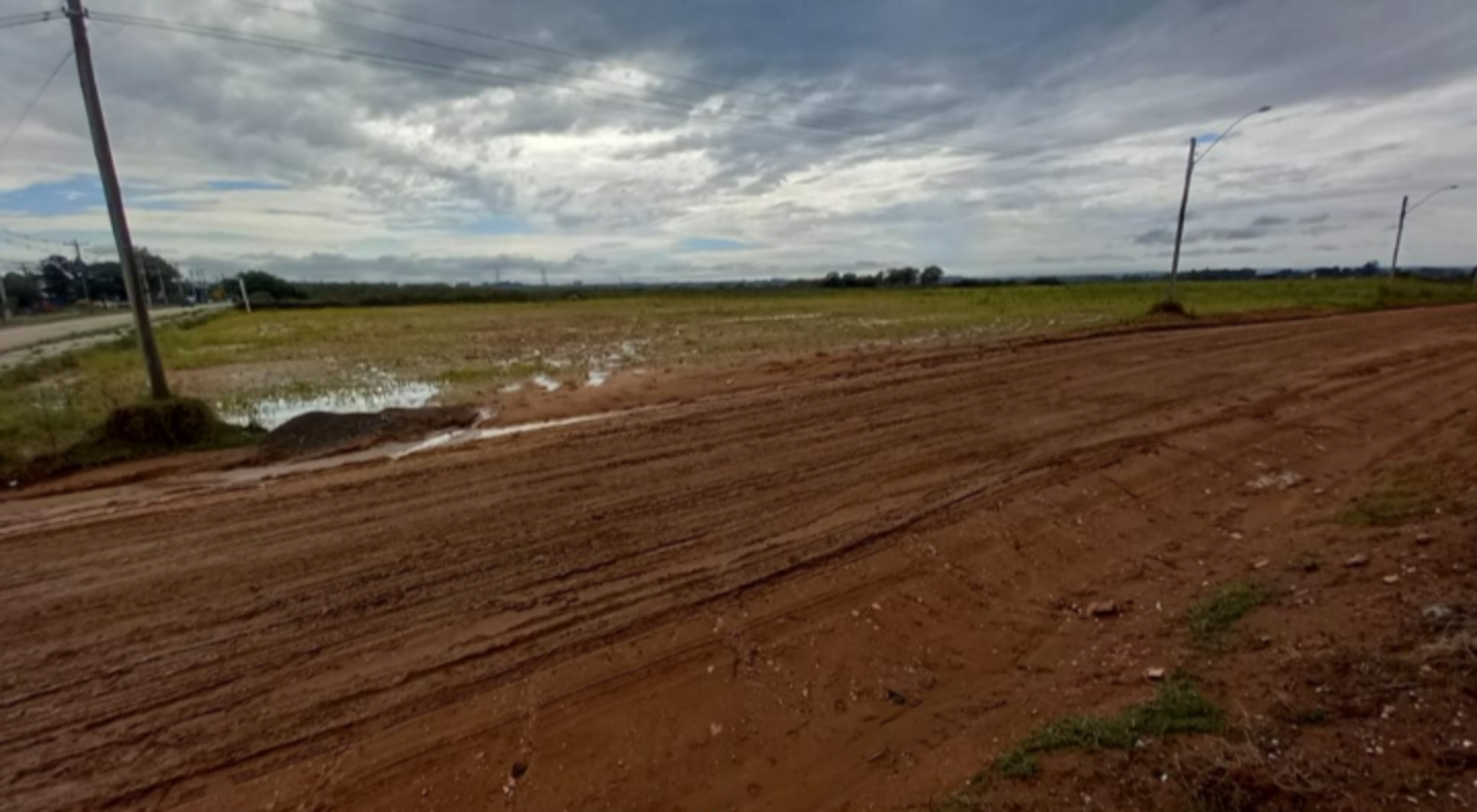 Terreno, que chegou a ser terraplanado, está abandonado