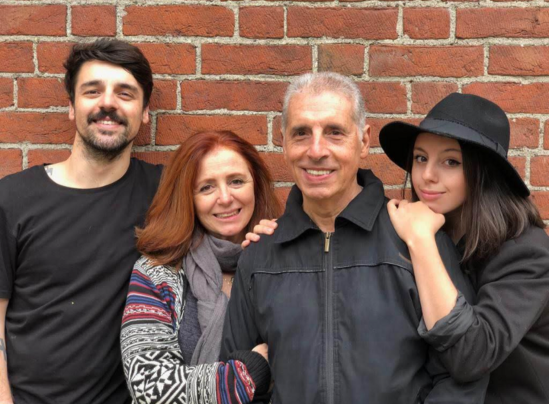 Homenageada com o marido e os filhos