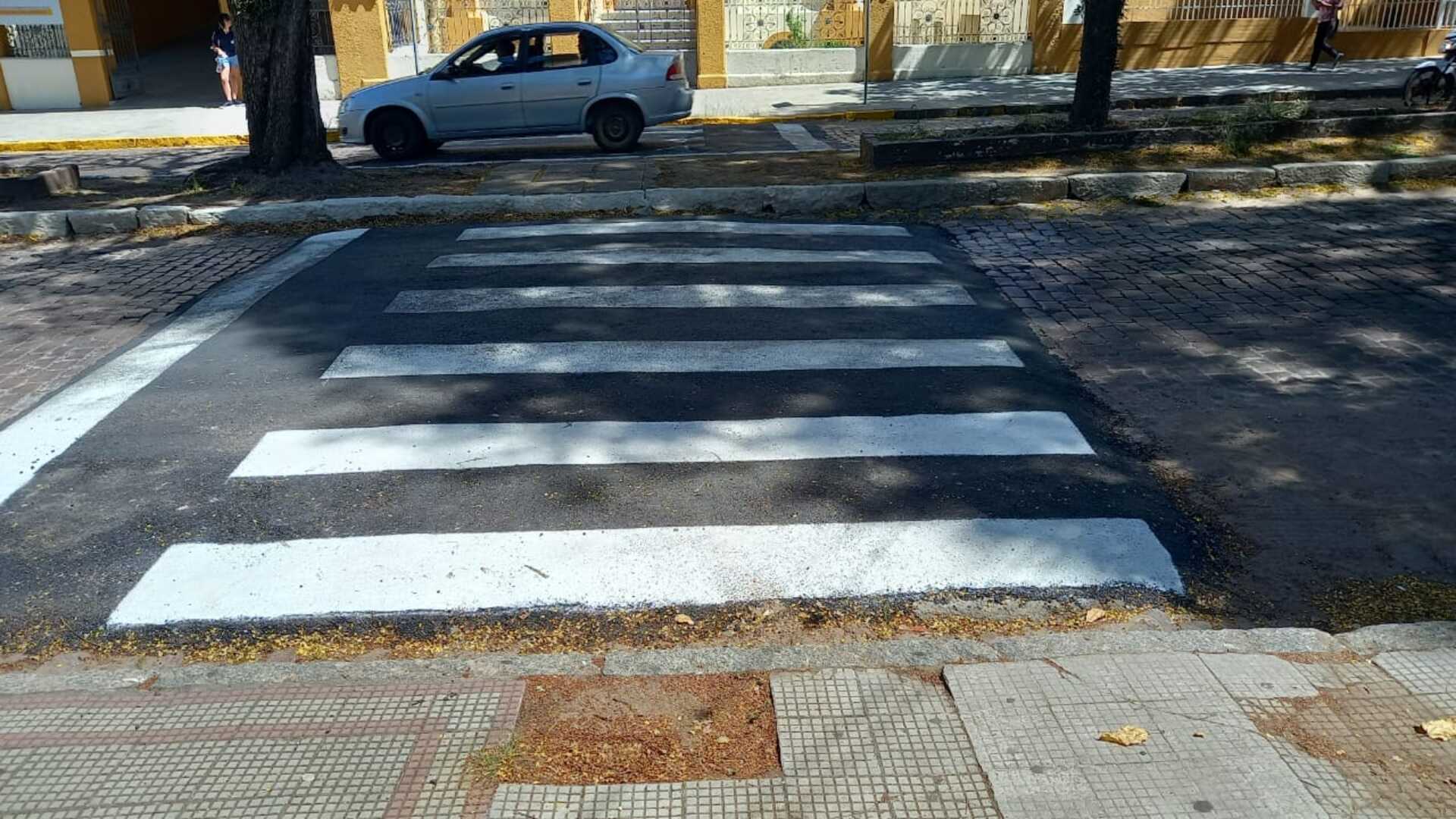 Faixas de pedestres são pintadas na frente de diversas escolas