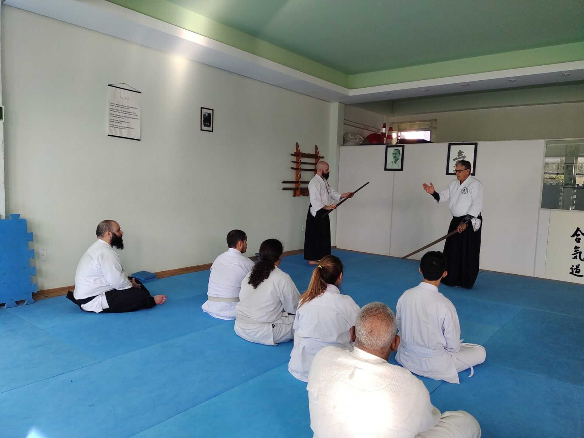 Sensei Carta (de pé, à direita) orienta os praticantes
