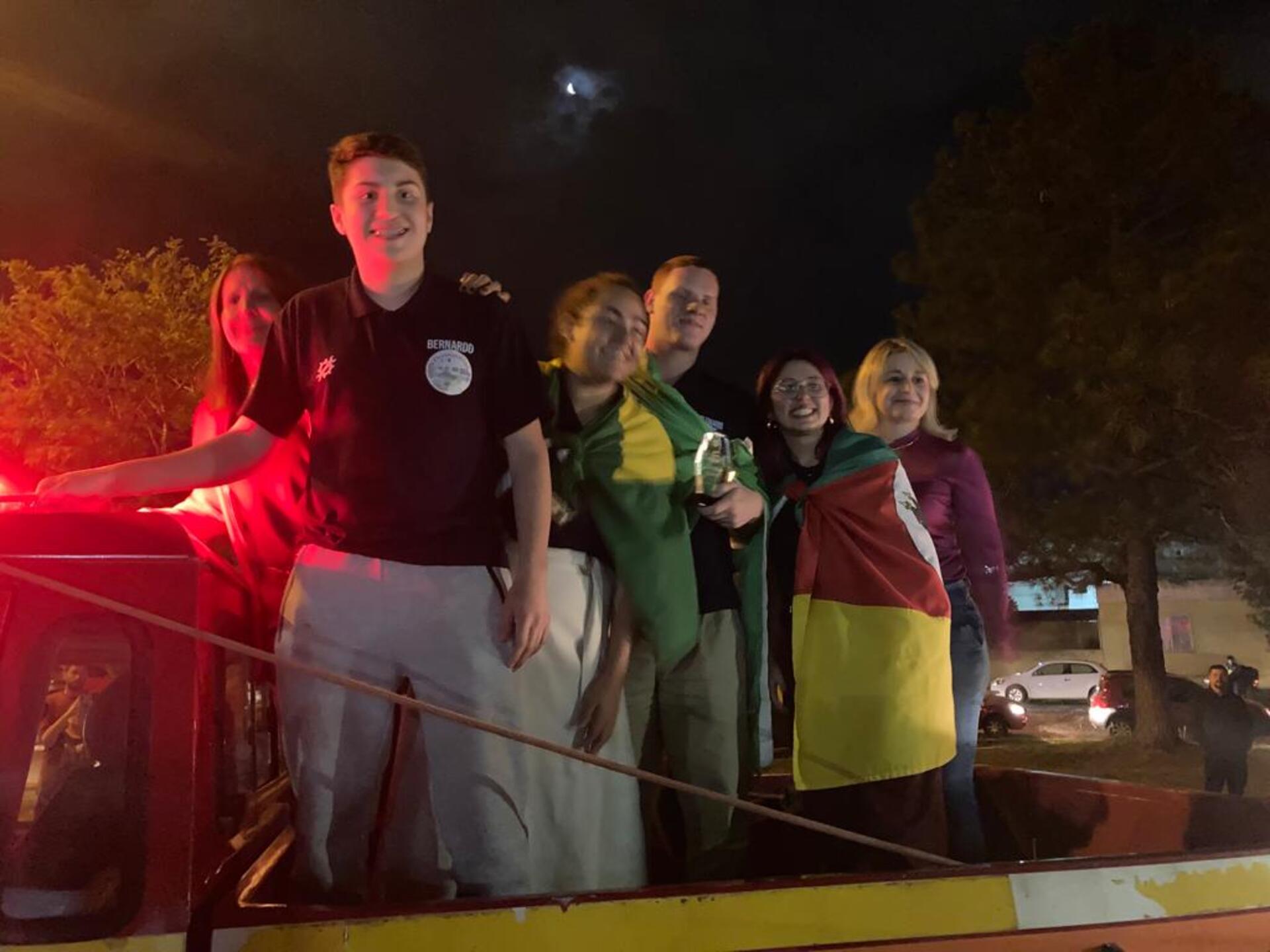 Jovens no carro dos Bombeiros