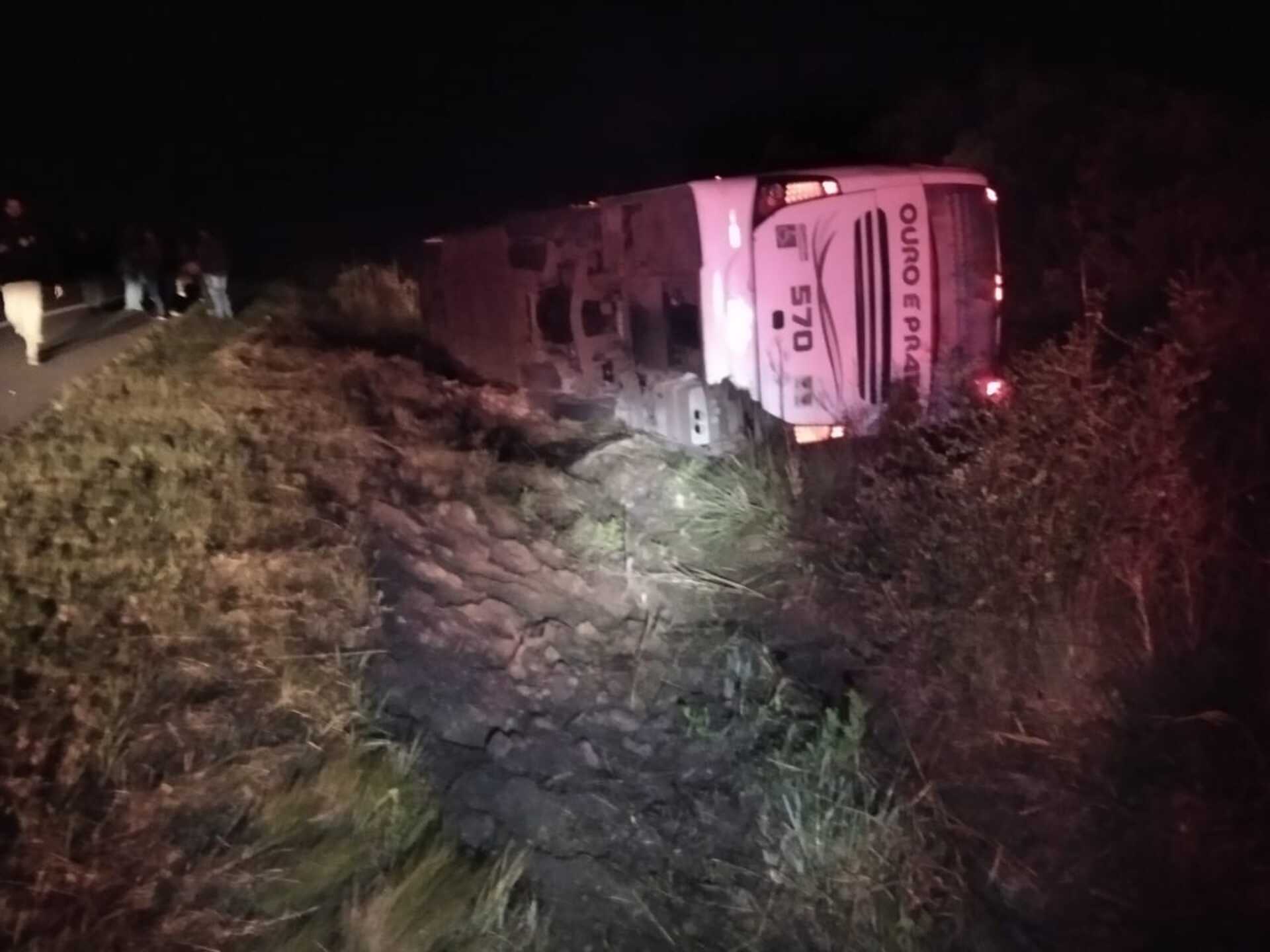 Veículo com passageiros da Saúde capotou na BR-153