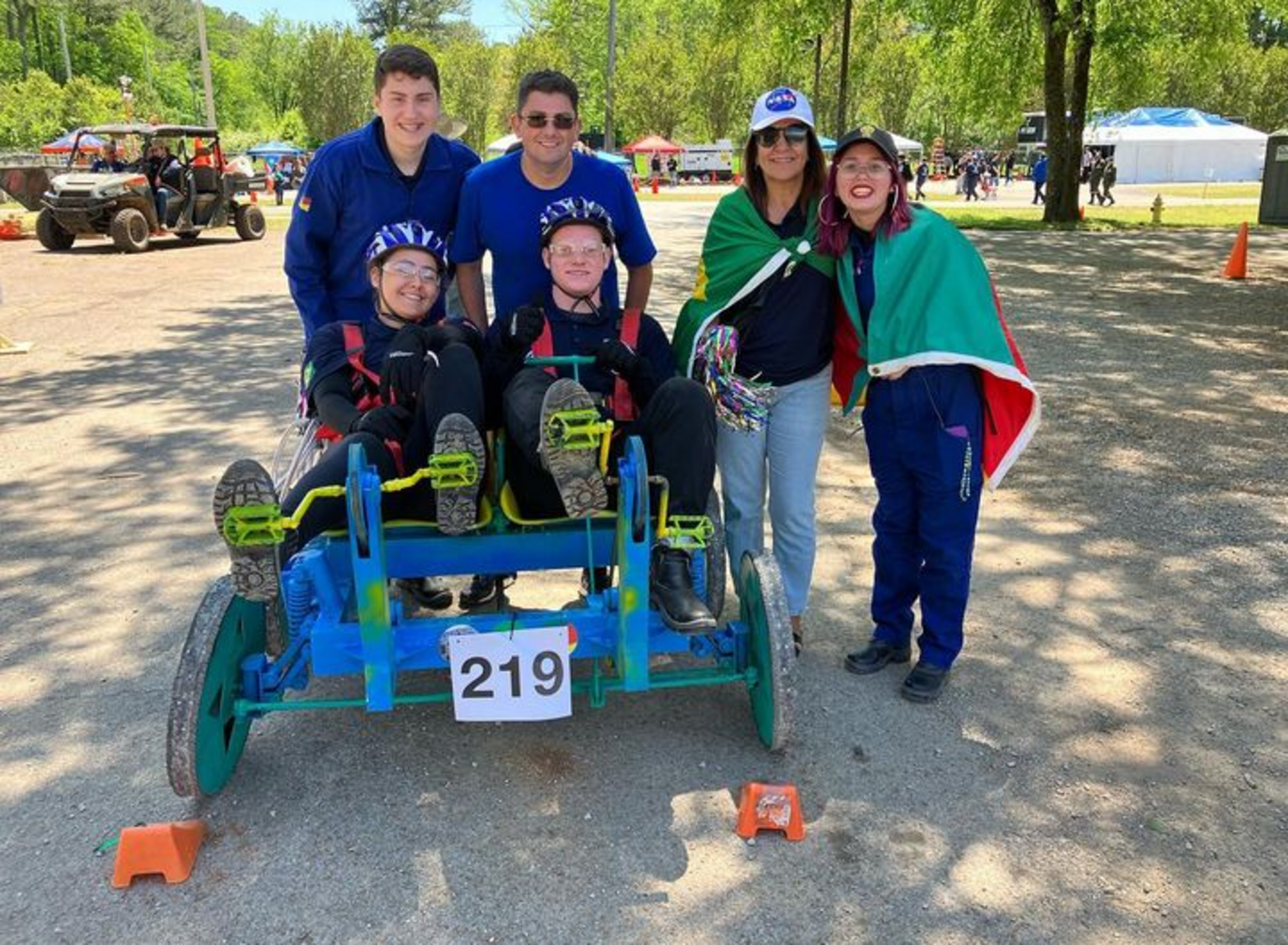 Equipe bageense com o rover Robotchê no segundo dia