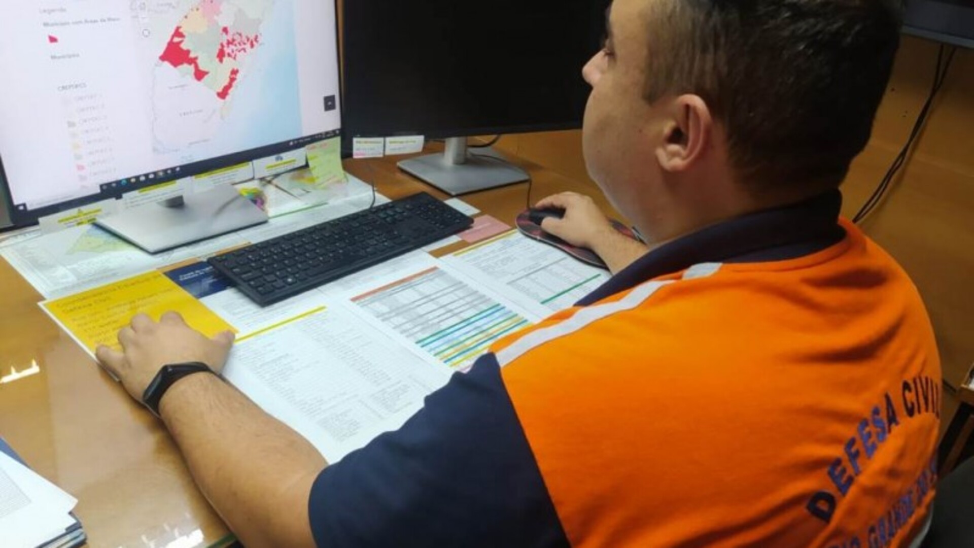 Na Sala de Situação, a equipe monitora as condições hidrometeorológicas do Estado