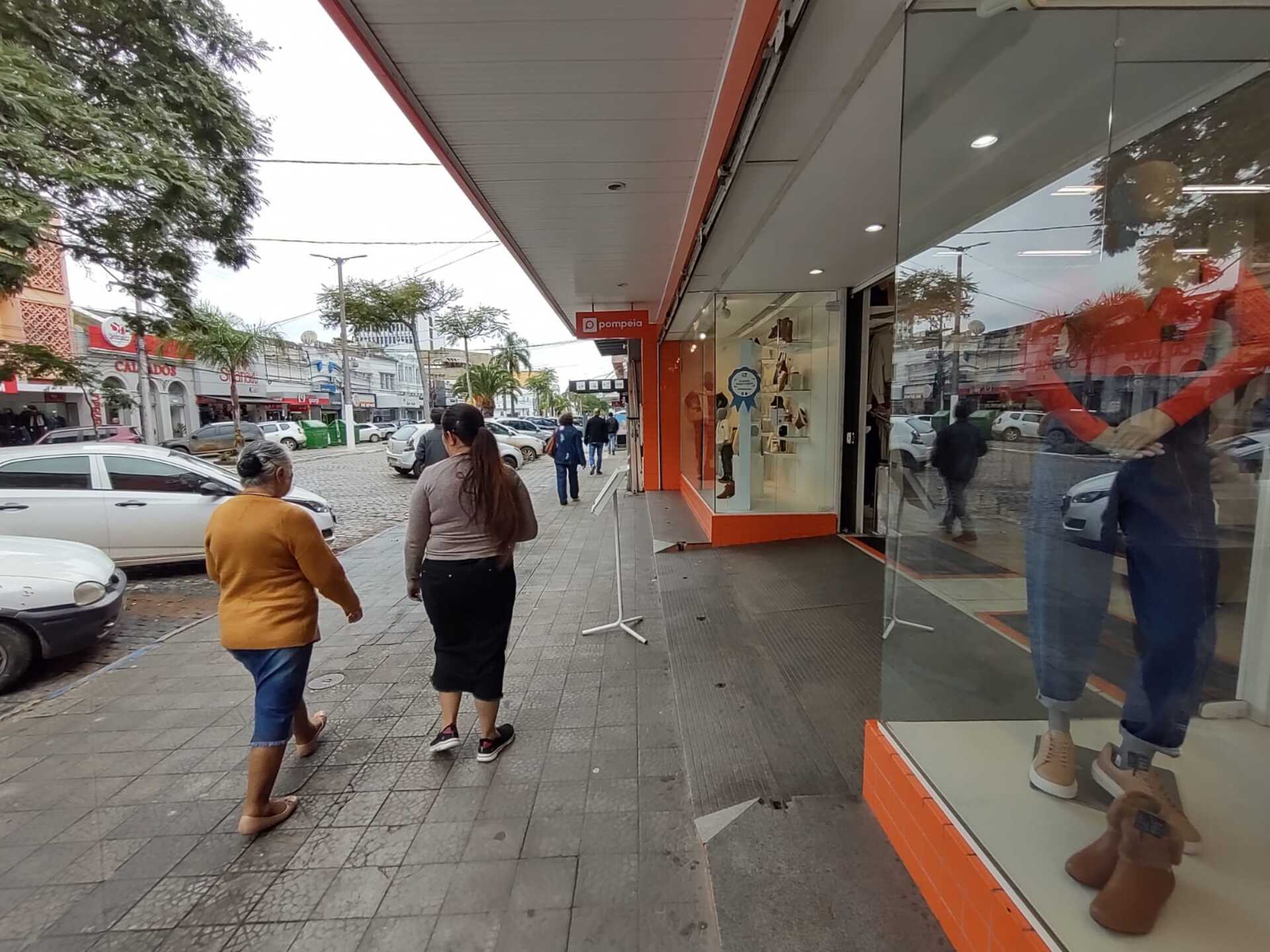 Movimento intenso no meio-dia de quinta-feira