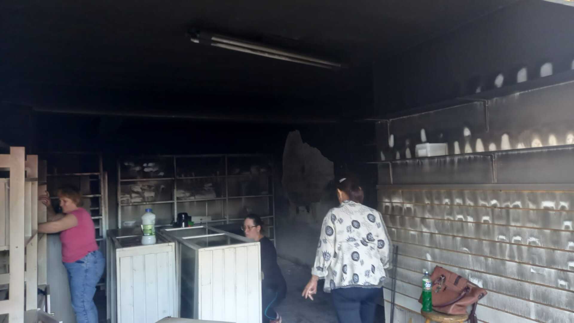 Quase totalidade do material que tinha na loja ficou queimado