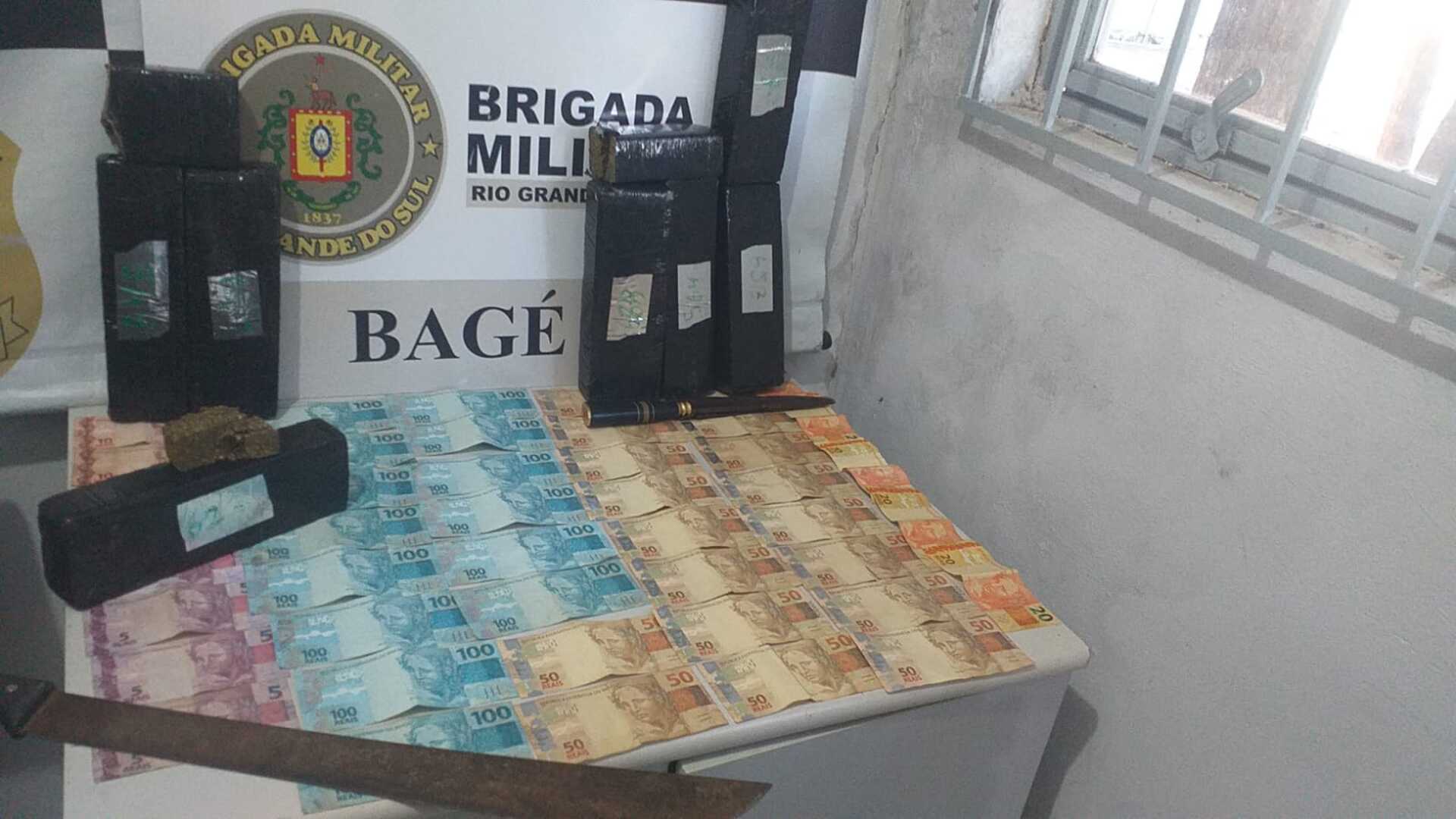 Foram apreendidos facão, faca, dinheiro, celular e droga