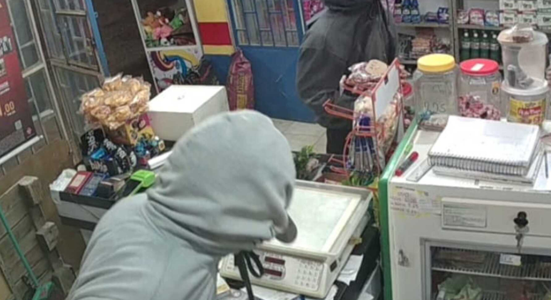 Câmeras registraram a ação dos bandidos