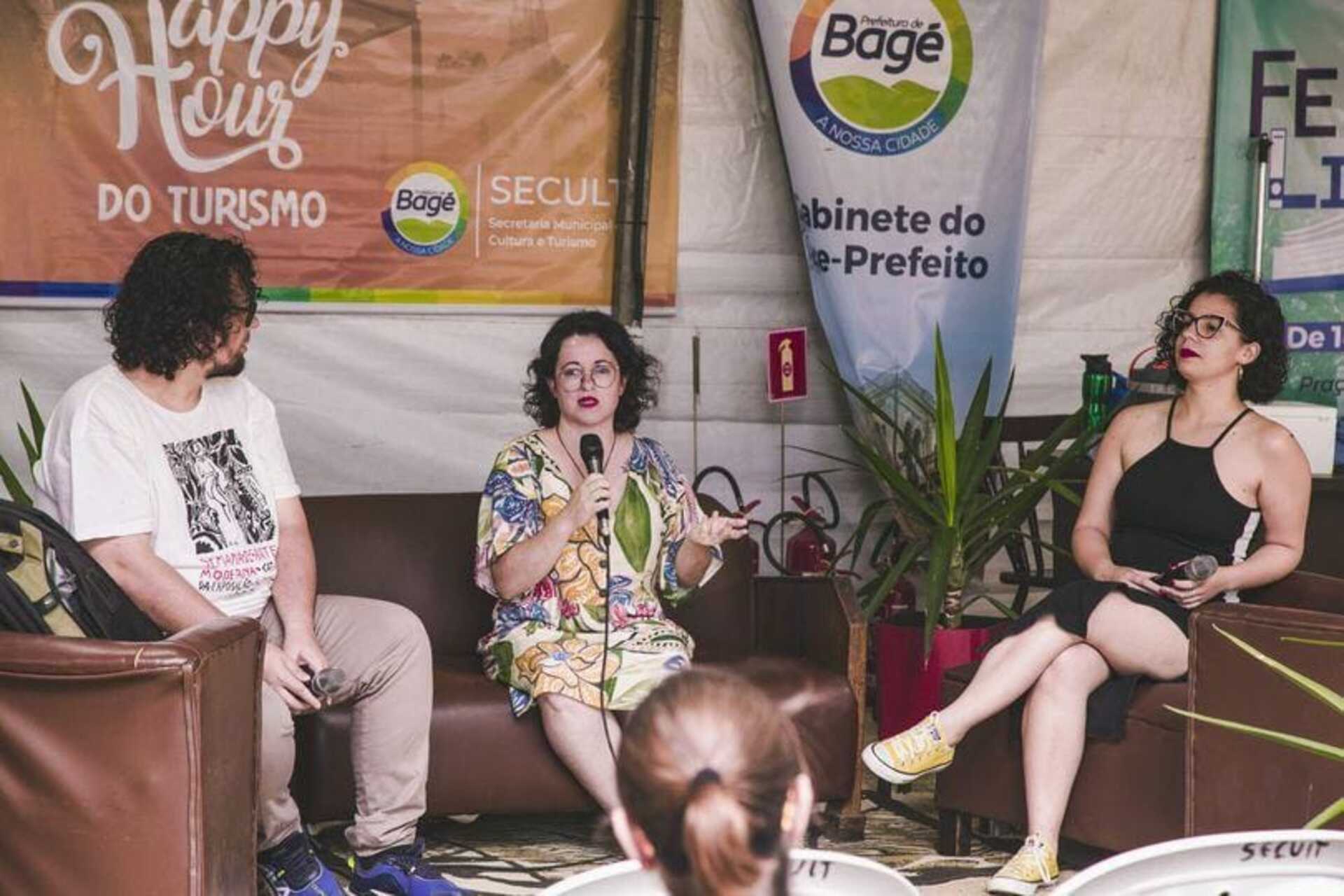 Participação dos editores na Feira Literária de Bagé em divulgação do projeto