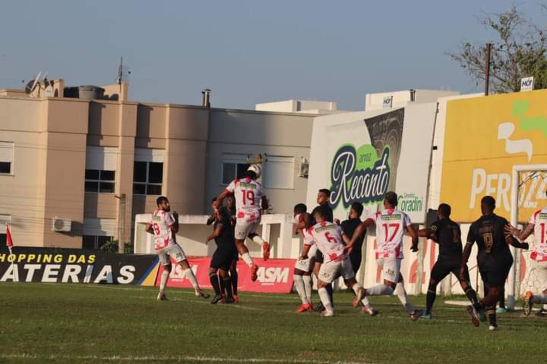 Lucão cabeceando para marcar o gol alvirrubro