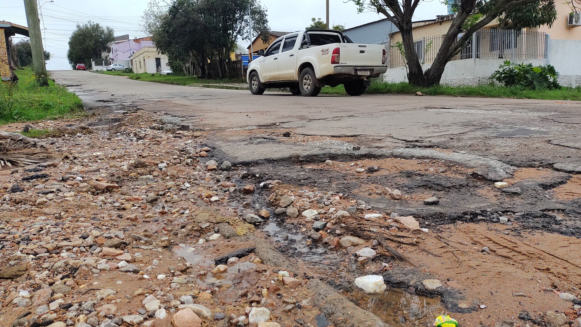Situação do asfalta na Tomás Mércio, próximo a escola e também a parada de ônibus