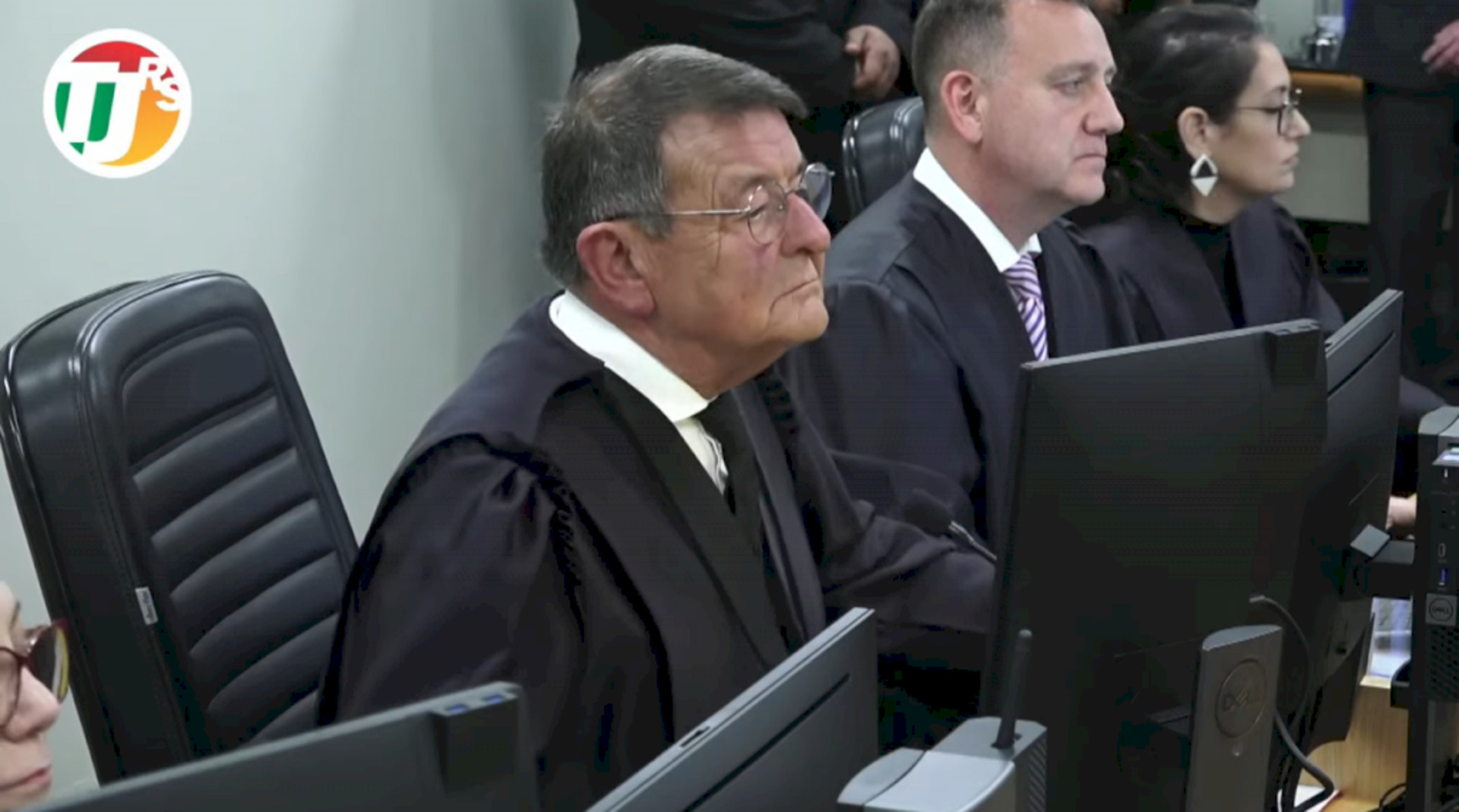 Moradores na manhã de sábado, no Camilo Gomes, na busca por amenizar problemas