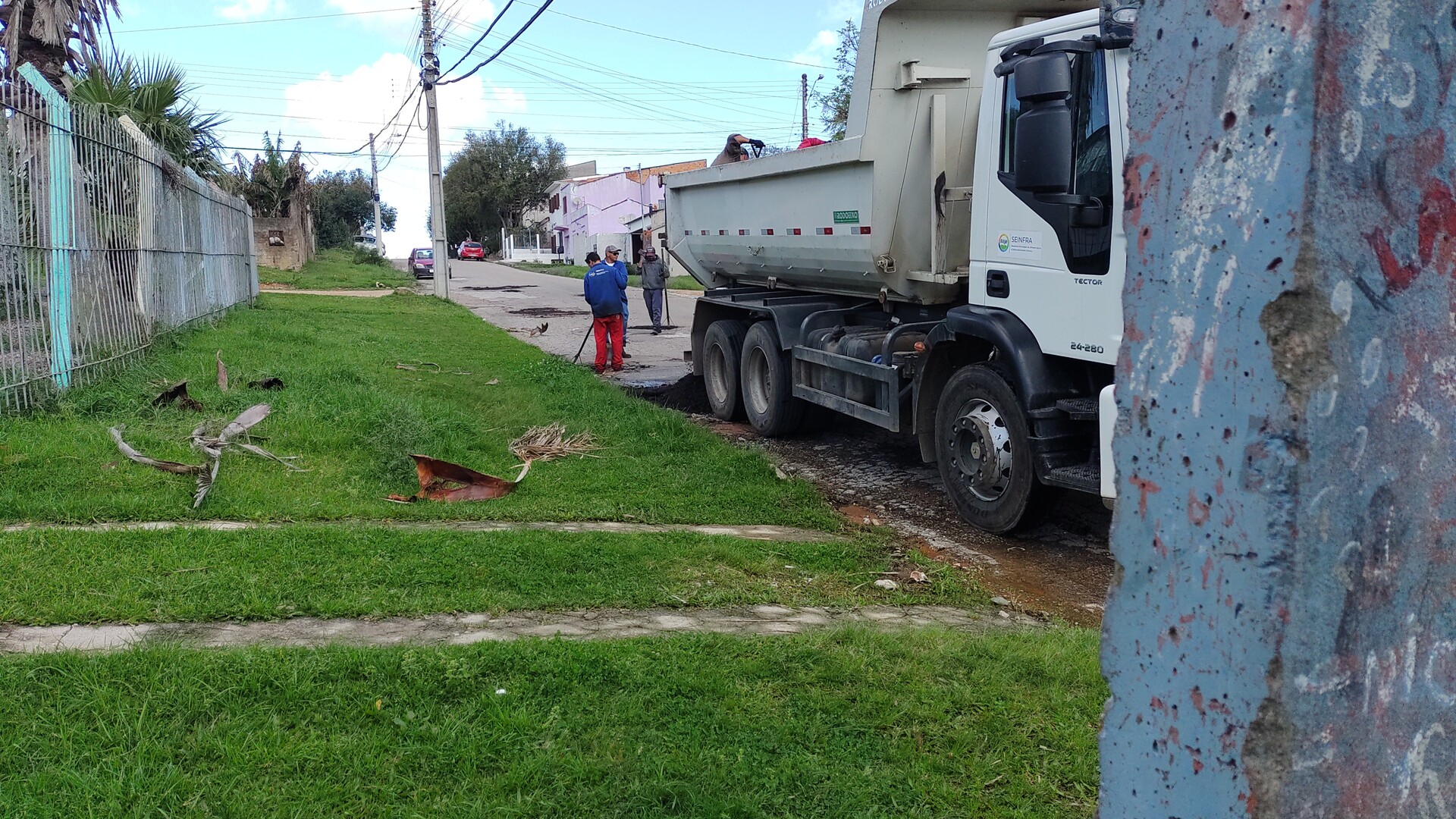 Trabalho de recuperação das ruas na quinta (primeiro dia de tempo estável)