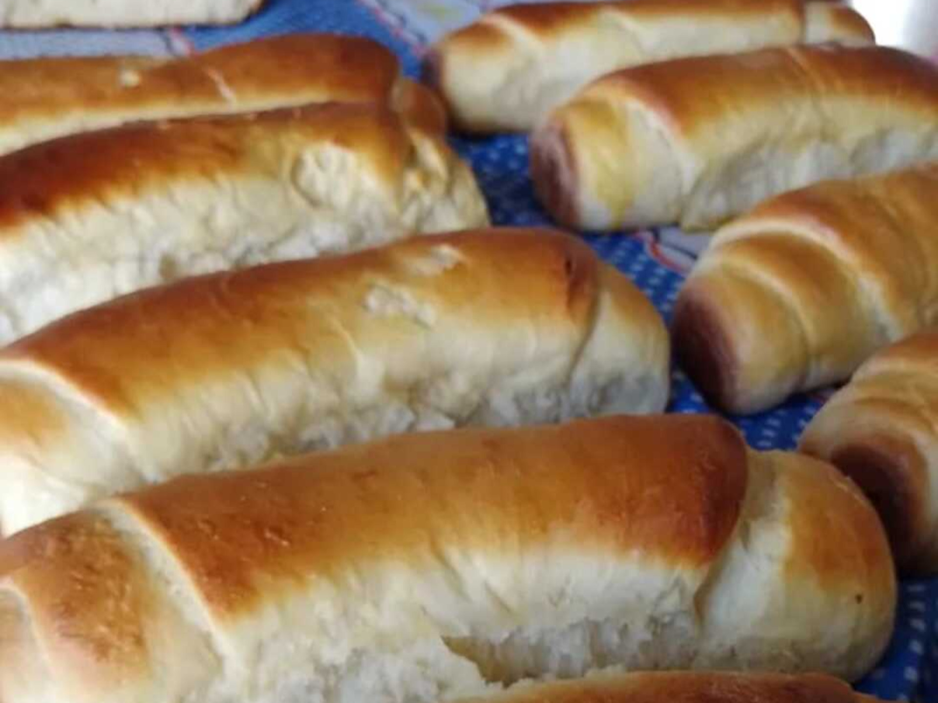 Há pães tradicionais, de milho, de goiabada e de linguiça