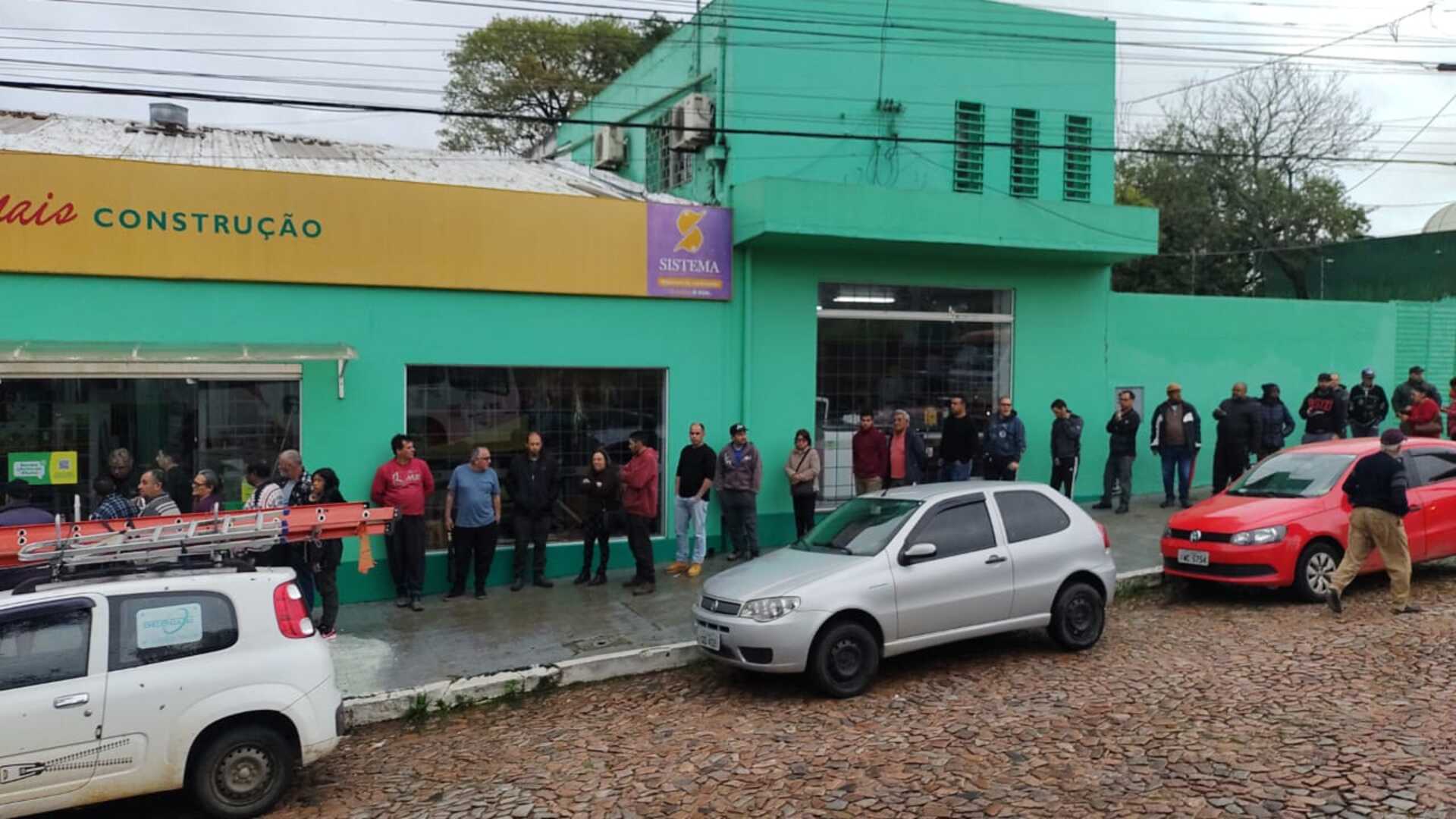 Bageenses fazem fila em lojas de materiais de construção