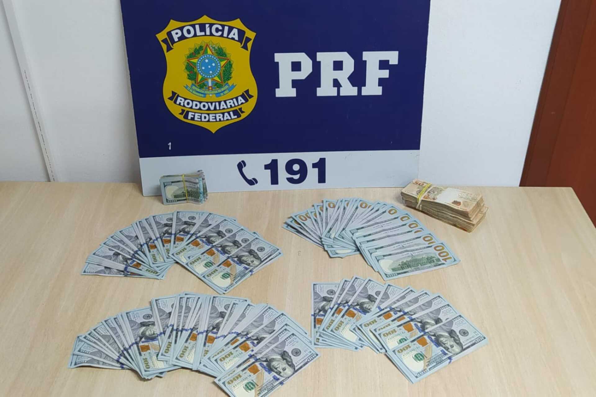 OAB Barro Preto - PRF apreende dólares escondidos em carro em Bagé