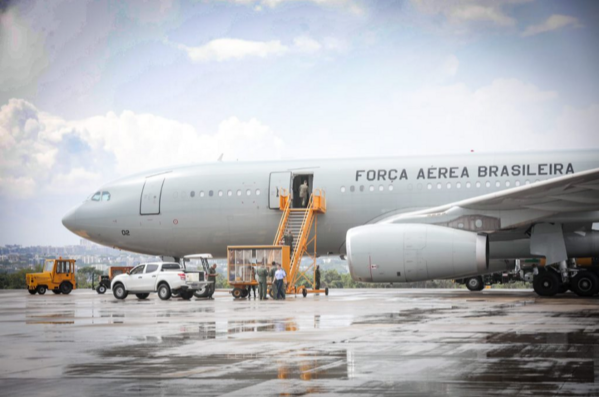 Primeiro avião a sair com repatriados na zona de conflito