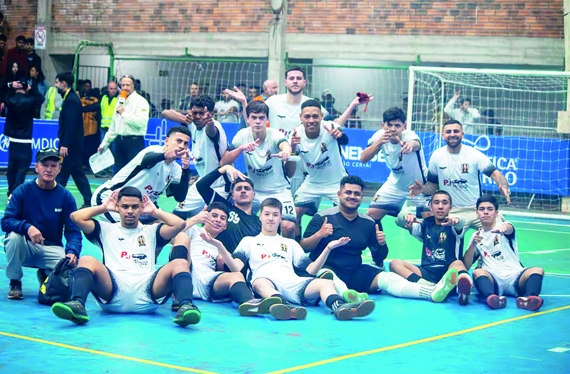 Atleta bageense recebeu a bola de prata como melhor ala