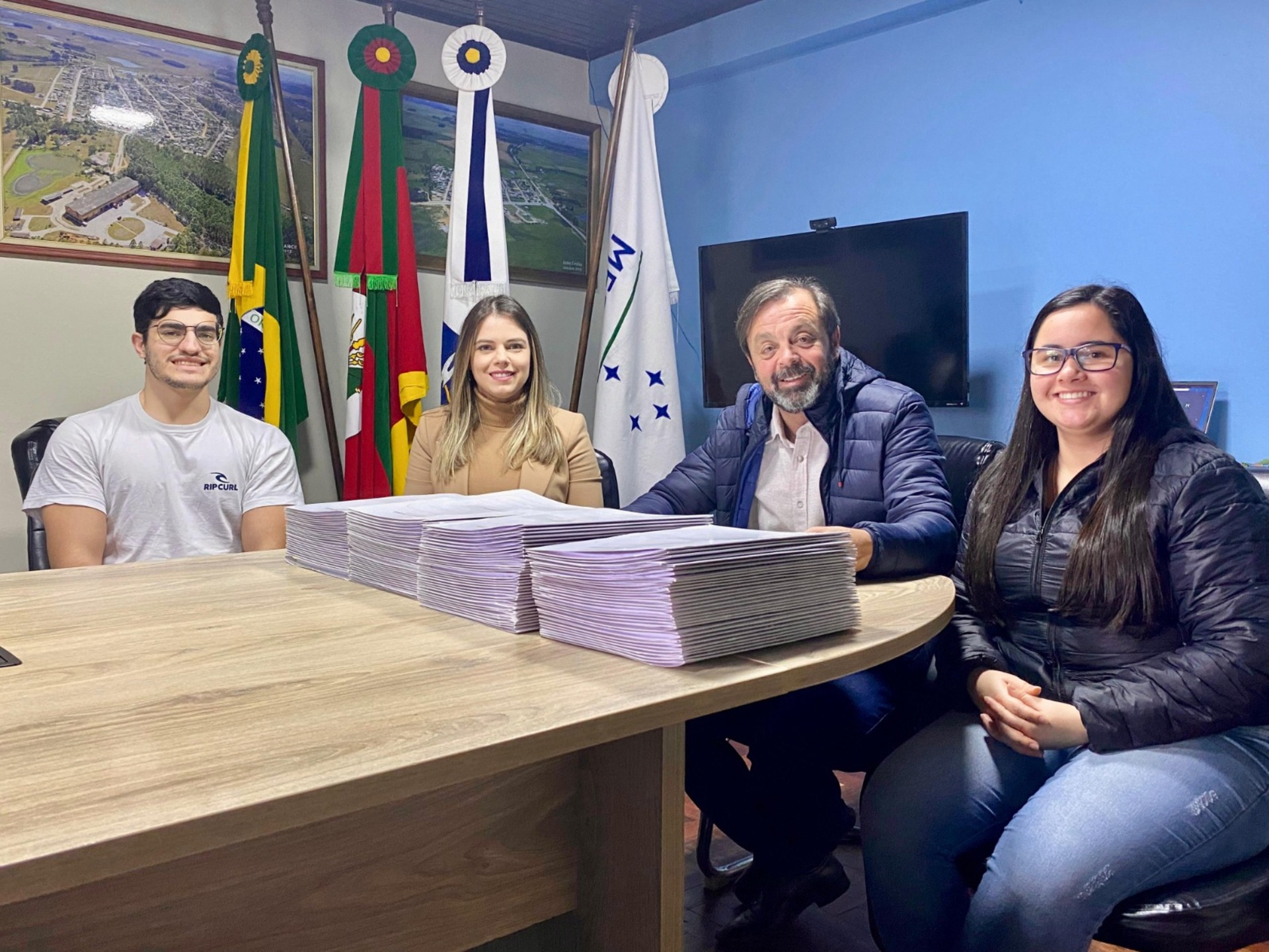 O prefeito, a procuradora e os dois assessores da Procuradoria que ajudam na elaboração dos processos da Reurb