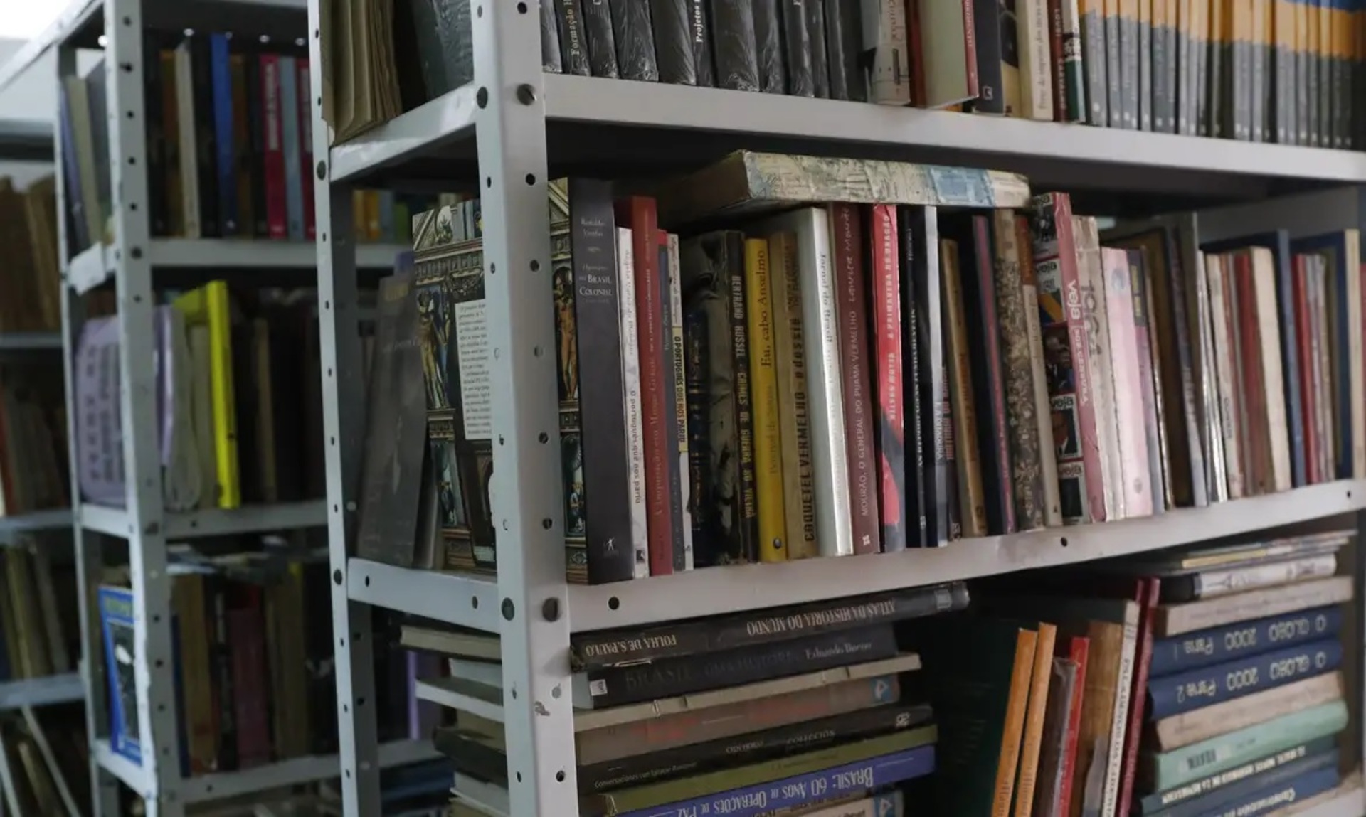 Cada uma das seis mil bibliotecas públicas receberá 800 obras