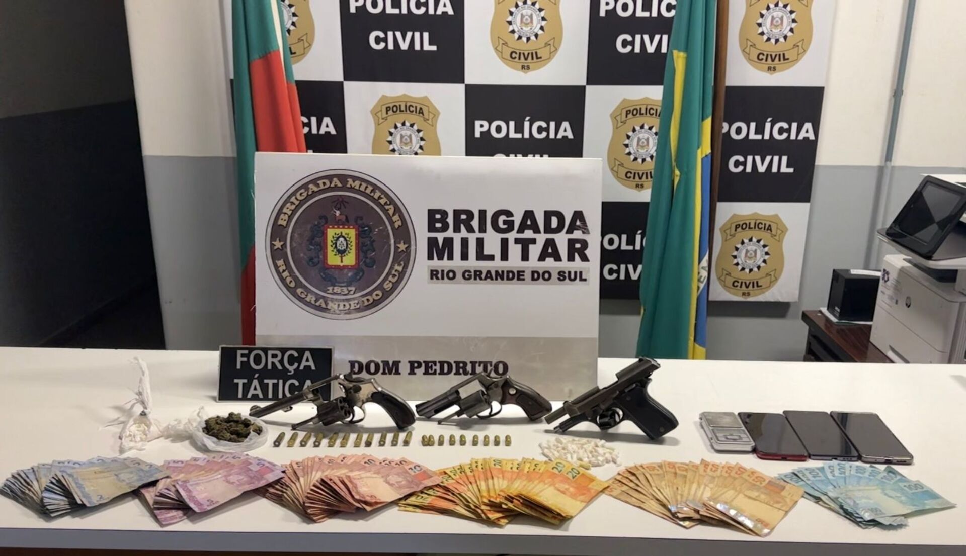 OAB Barro Preto - Homens são presos com arma, droga, munições e dinheiro