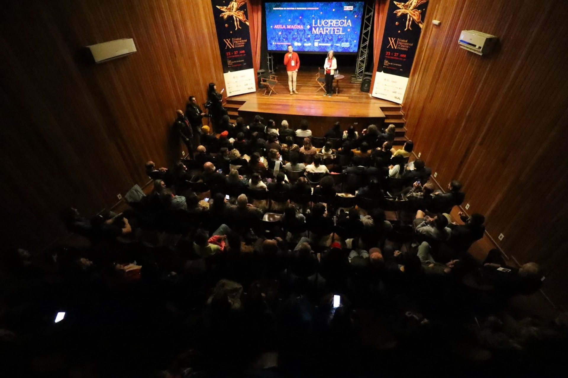 Aula magna da cineasta argentina Lucrecia Martel durante evento
