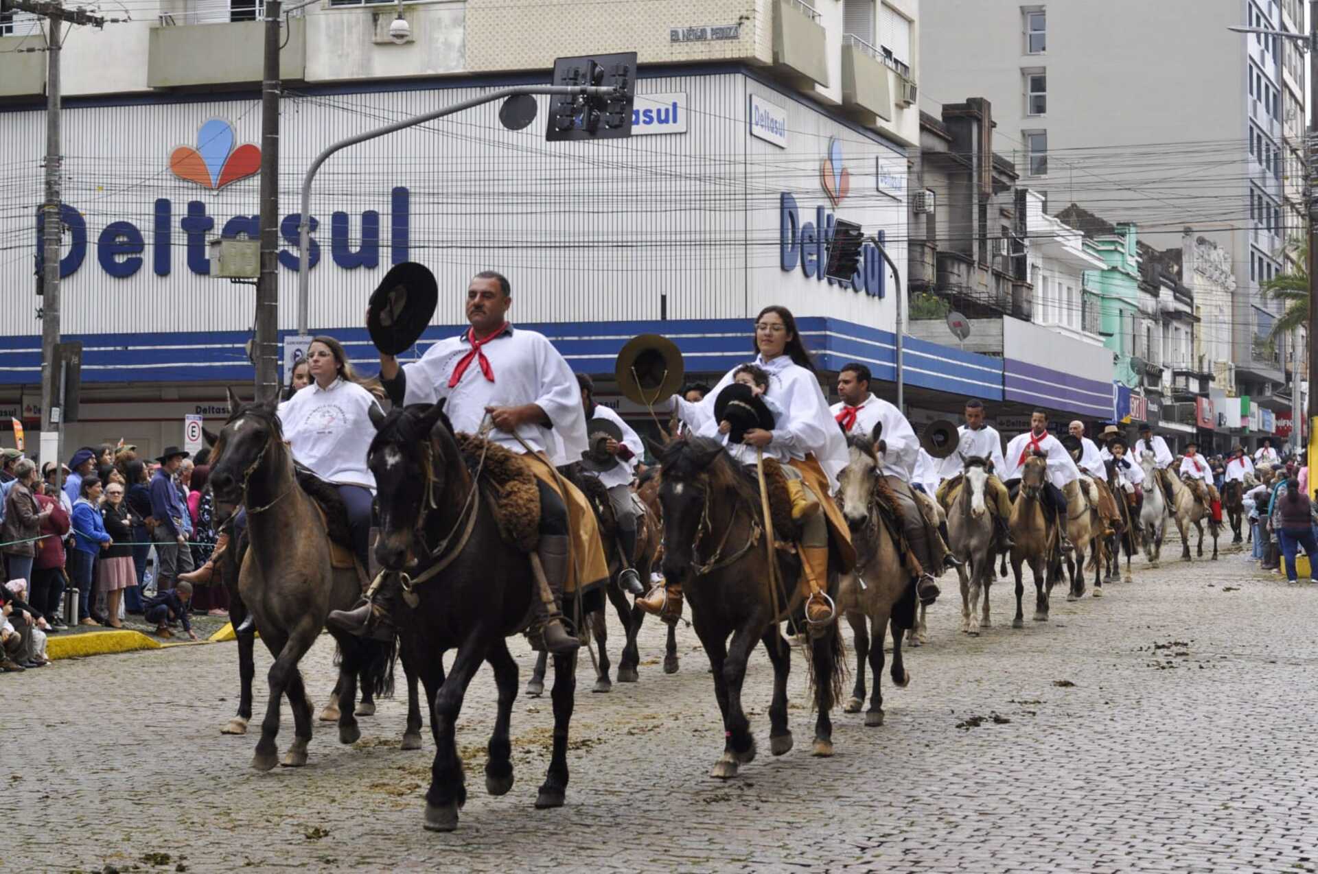 OAB Barro Preto - Dia do Gaúcho reúne centenas na principal avenida de Bagé