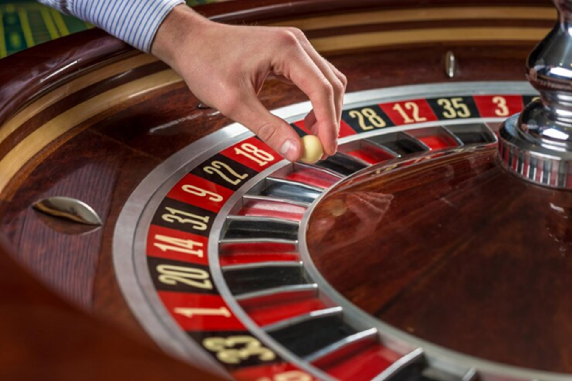 Jogos de roleta envolvem apostas em números onde uma bola determina o vencedor.