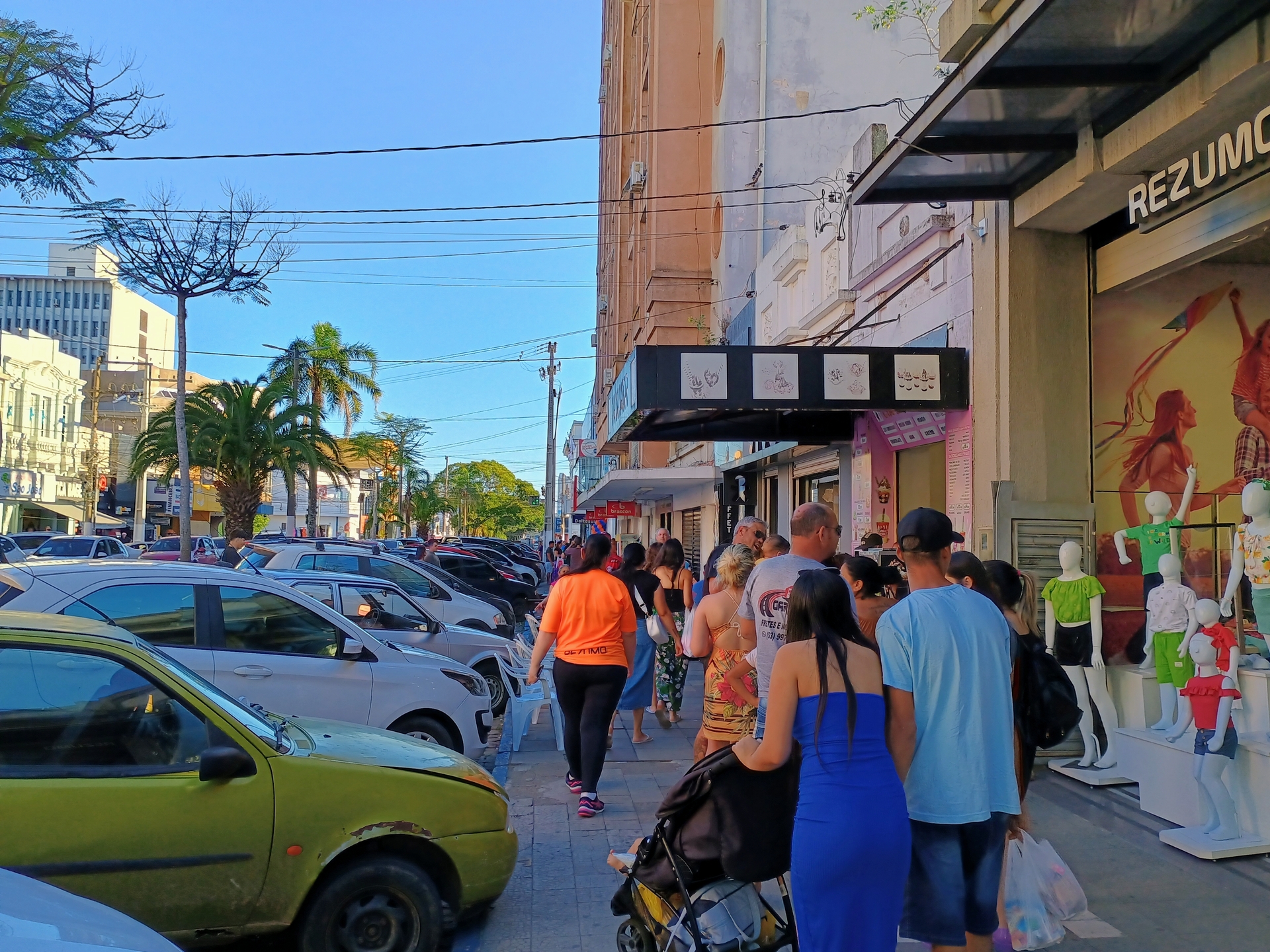 Consumidores lotaram as calçadas da principal avenida da cidade