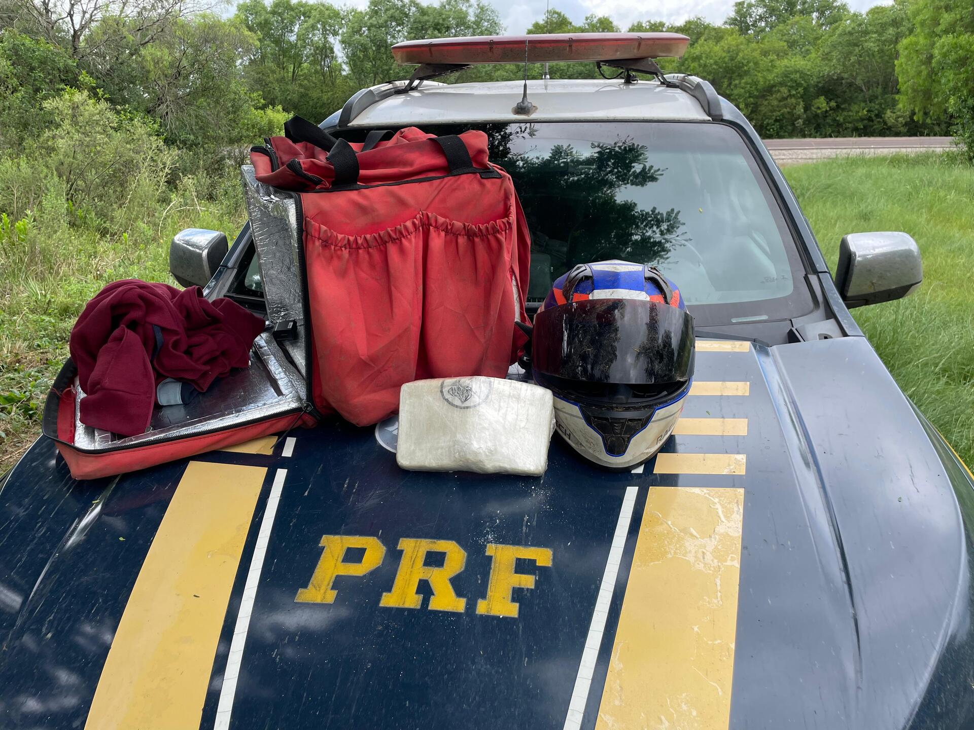 OAB Barro Preto - PRF prende homem com cocaína em baú de tele-entrega