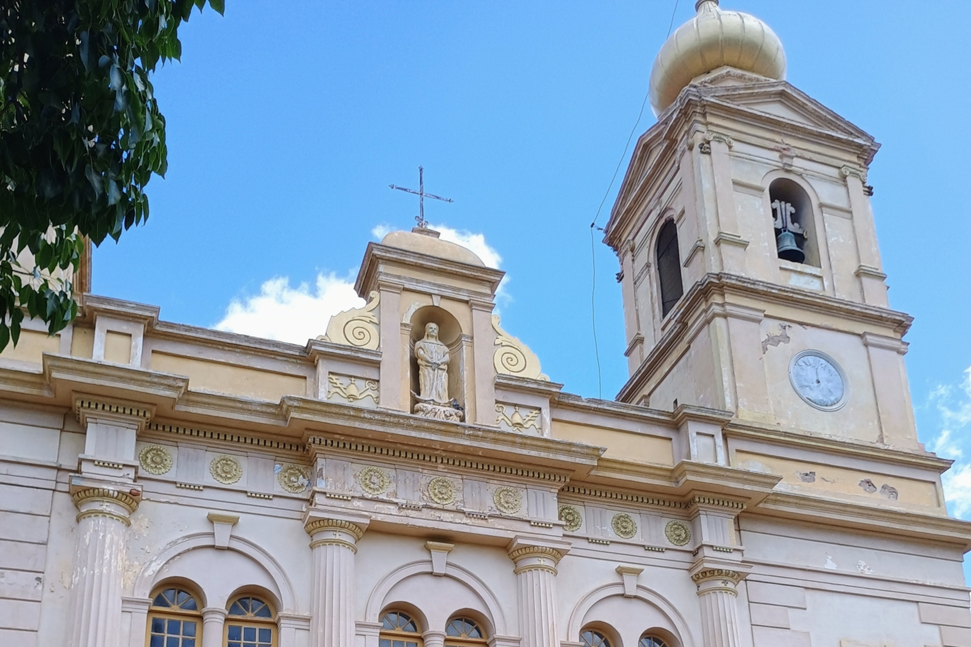 Procissão culmina na Catedral com missa solene