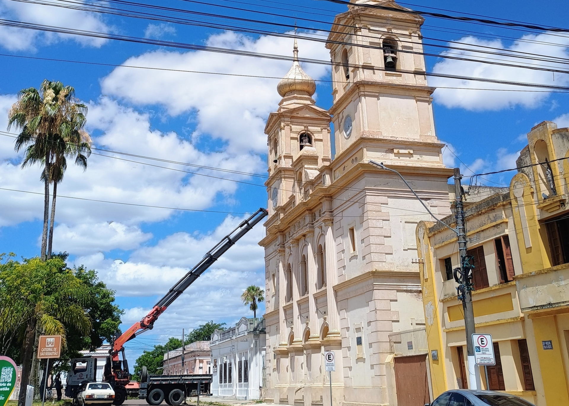 Guindaste usado para limpeza chama atenção de quem passa