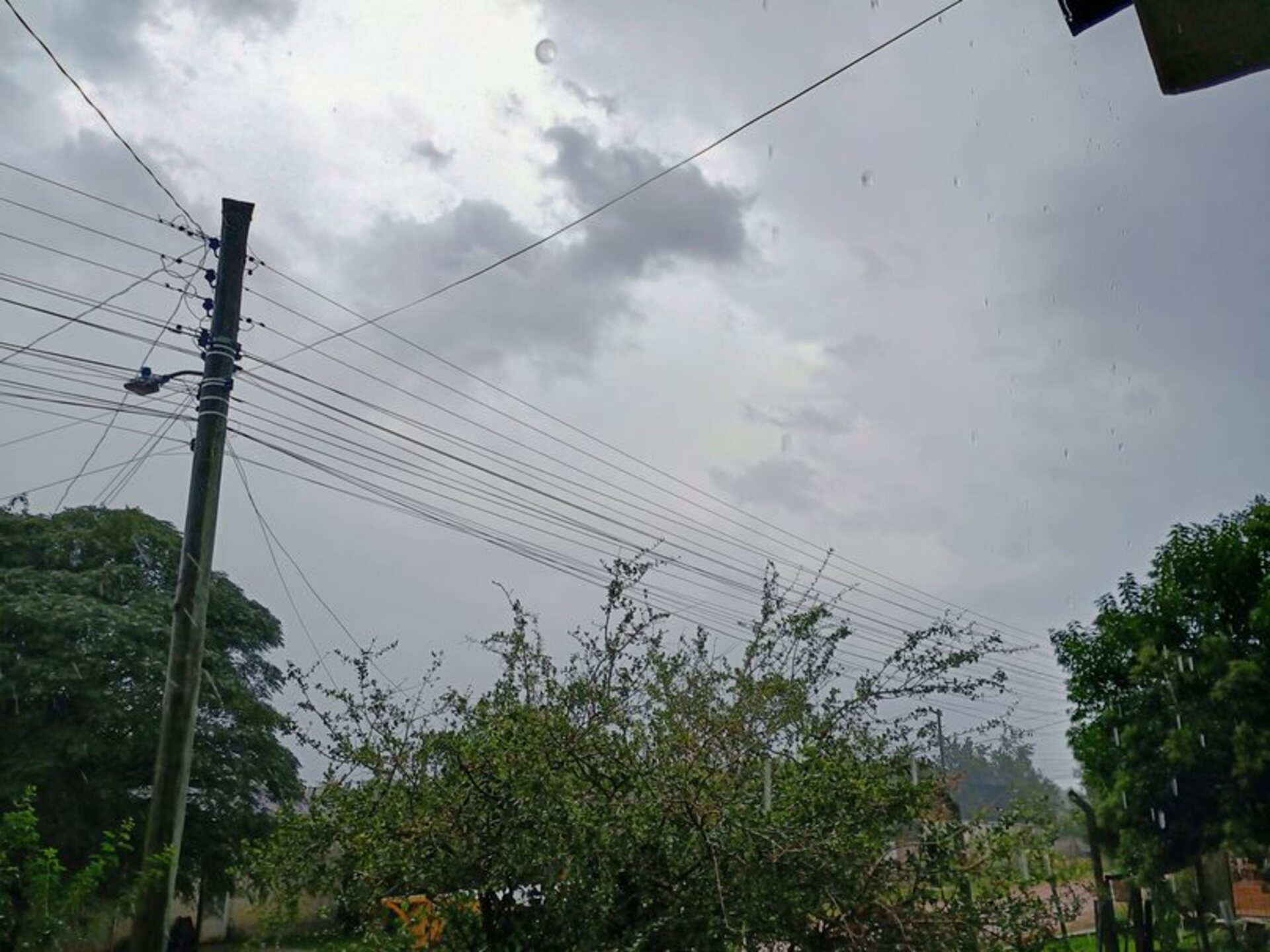 Ventos fortes e chuva fraca no final da tarde de ontem