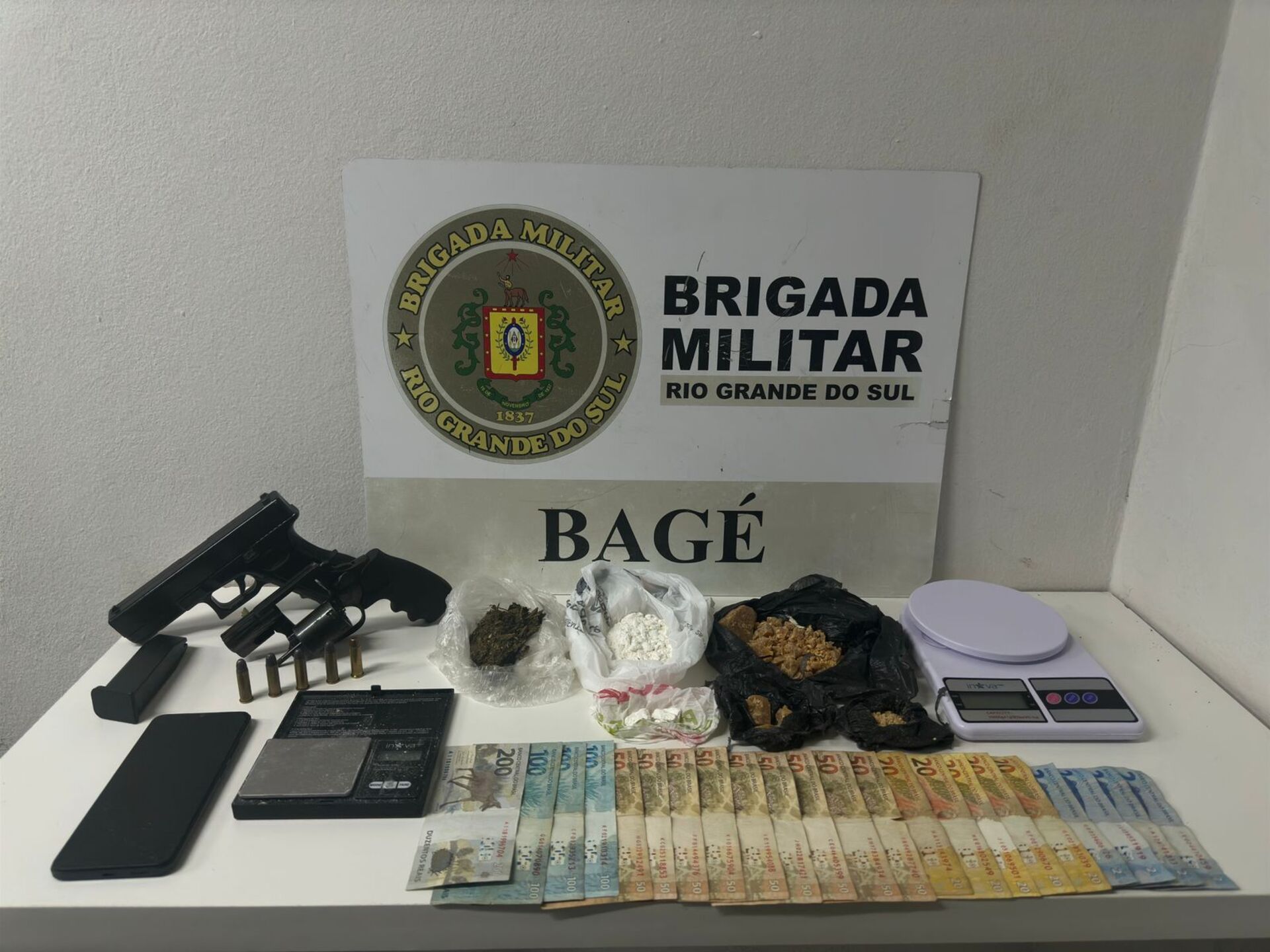 OAB Barro Preto - Jovem de 19 anos portava drogas, dinheiro e arma