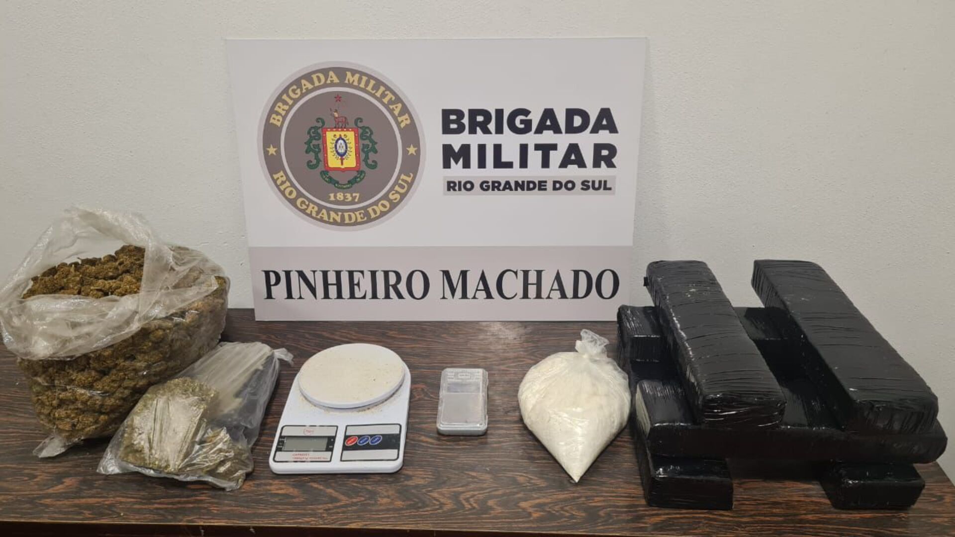 OAB Barro Preto - BM apreende seis quilos de maconha em Pinheiro Machado