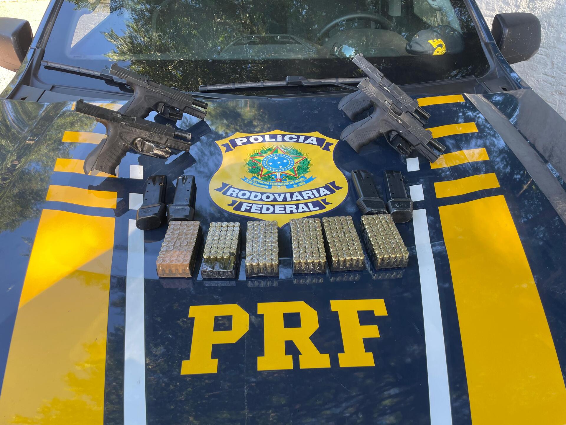 OAB Barro Preto - Homem é preso com pistolas, carregadores e quase 300 munições