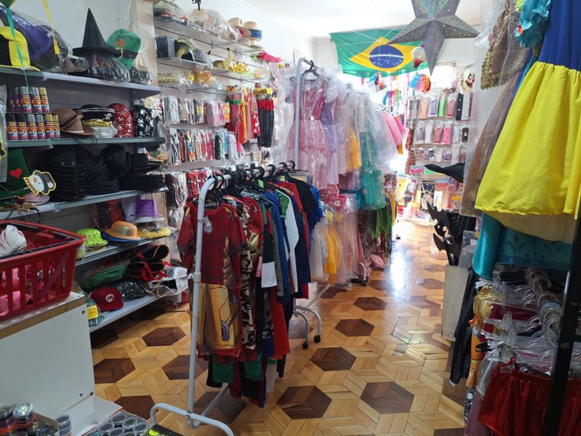 Busca por adereços cresceu com bailes e eventos